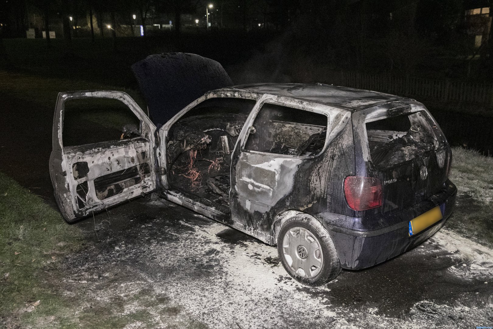Auto gedumpt en in brand gestoken op fietspad