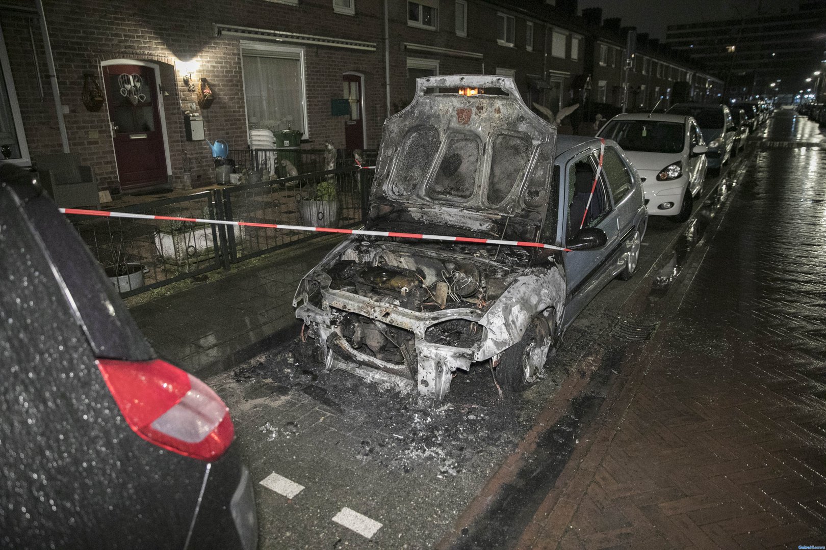 Auto gaat in vlammen op in Arnhem-Zuid
