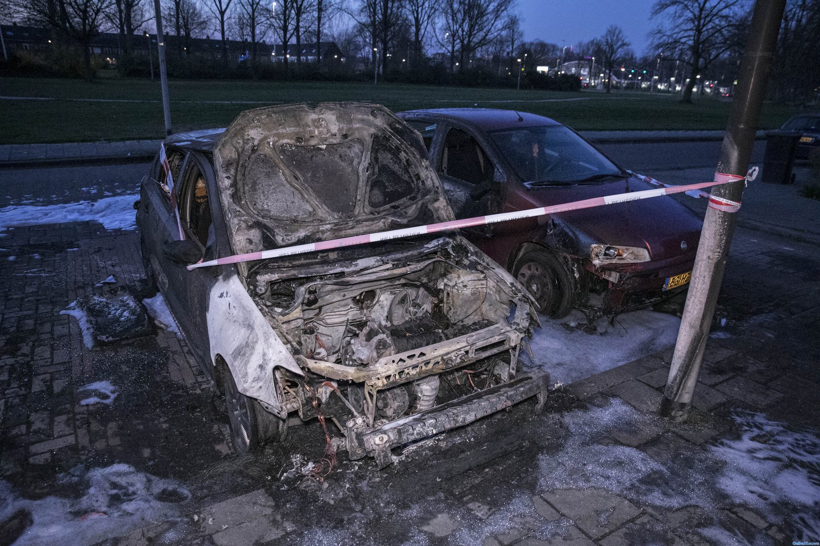 Twee auto’s verloren door brand in Arnhem-Zuid