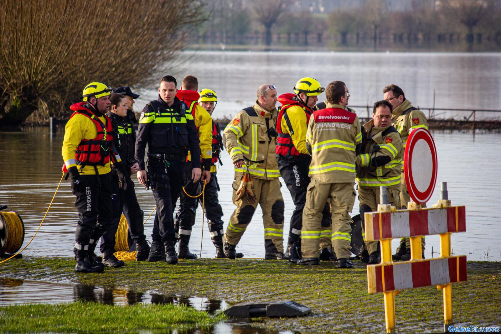 Brandweer redt persoon uit de IJssel in Dieren