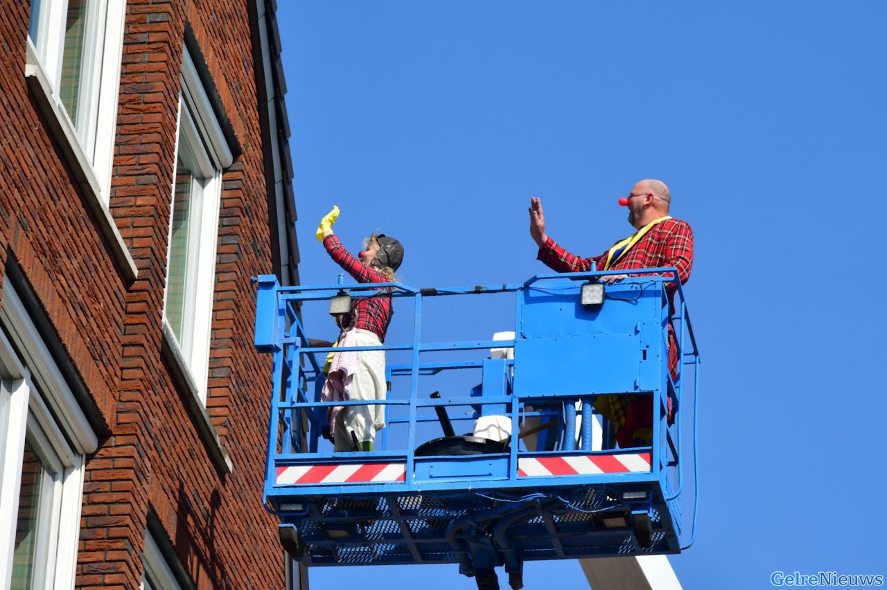 Bewoners Thuvine Duiven verrast door bezoek clowns