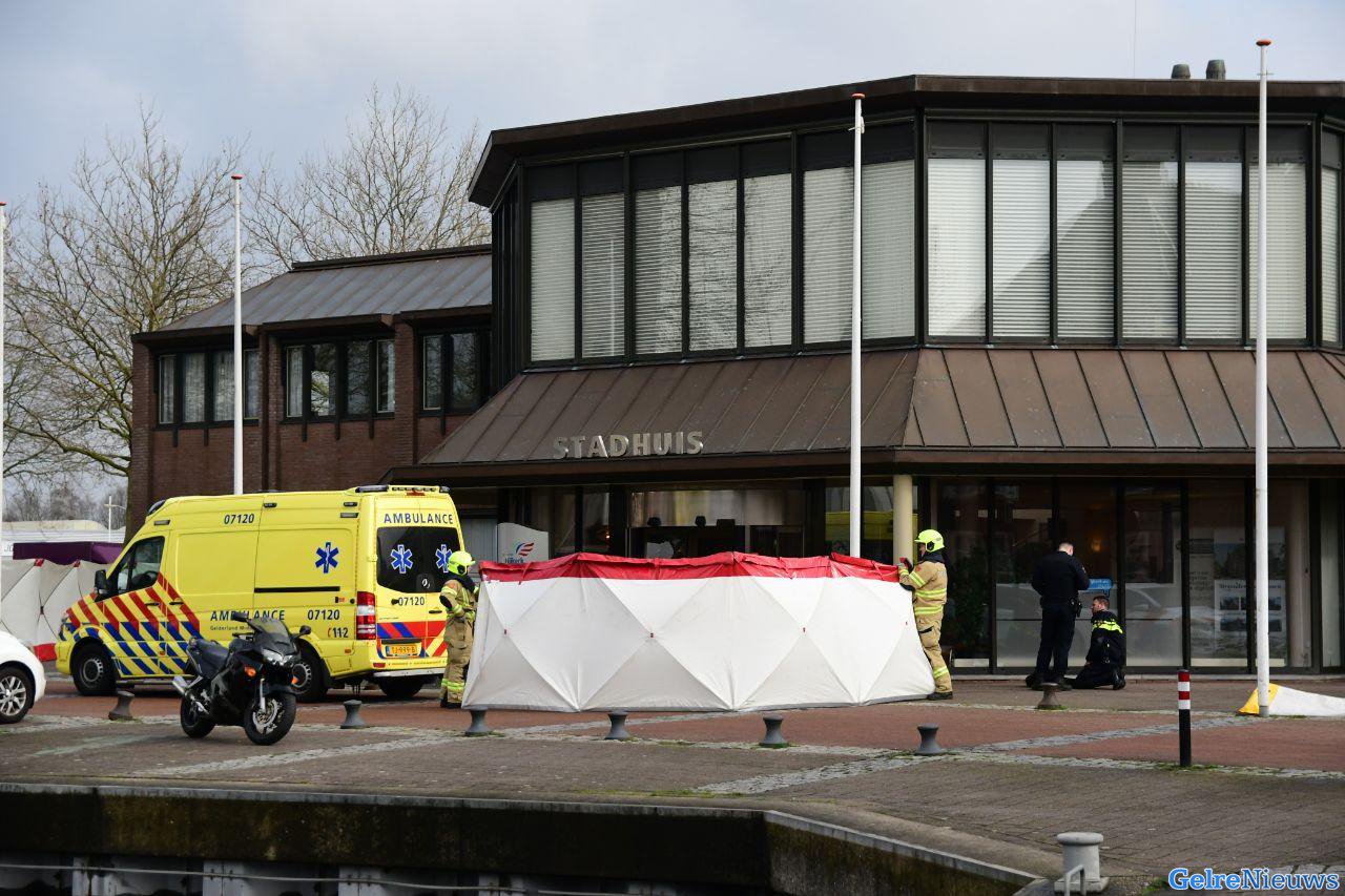 Auto in het gemeentehuis Nijkerk gereden: ‘Mogelijk doelgerichte actie’