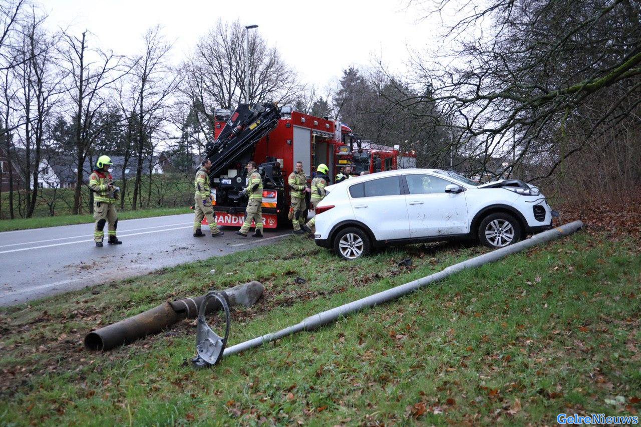 Vrouw gewond en lantaarnpaal uit de grond bij ongeval