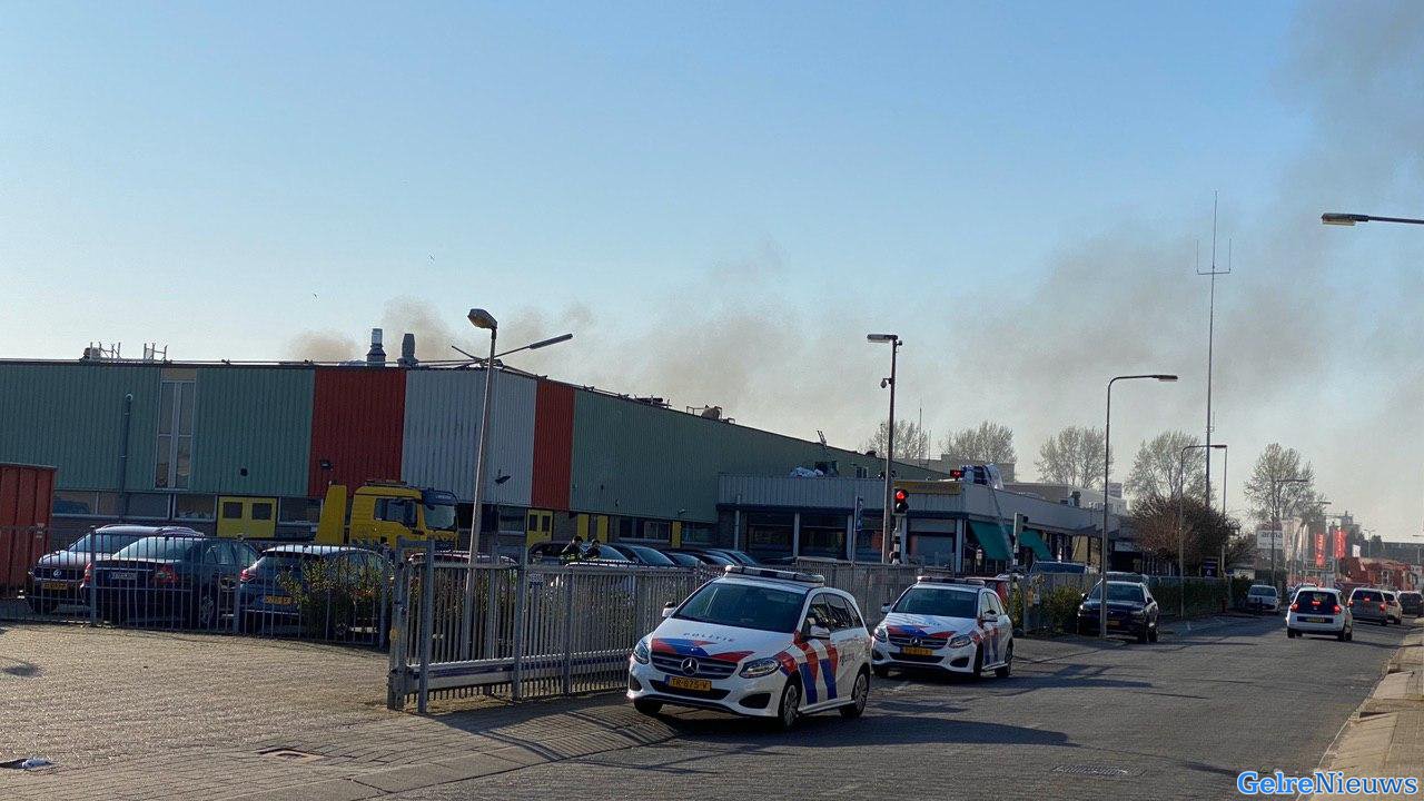 Brand in dak bij bergingsbedrijf Van Amerongen