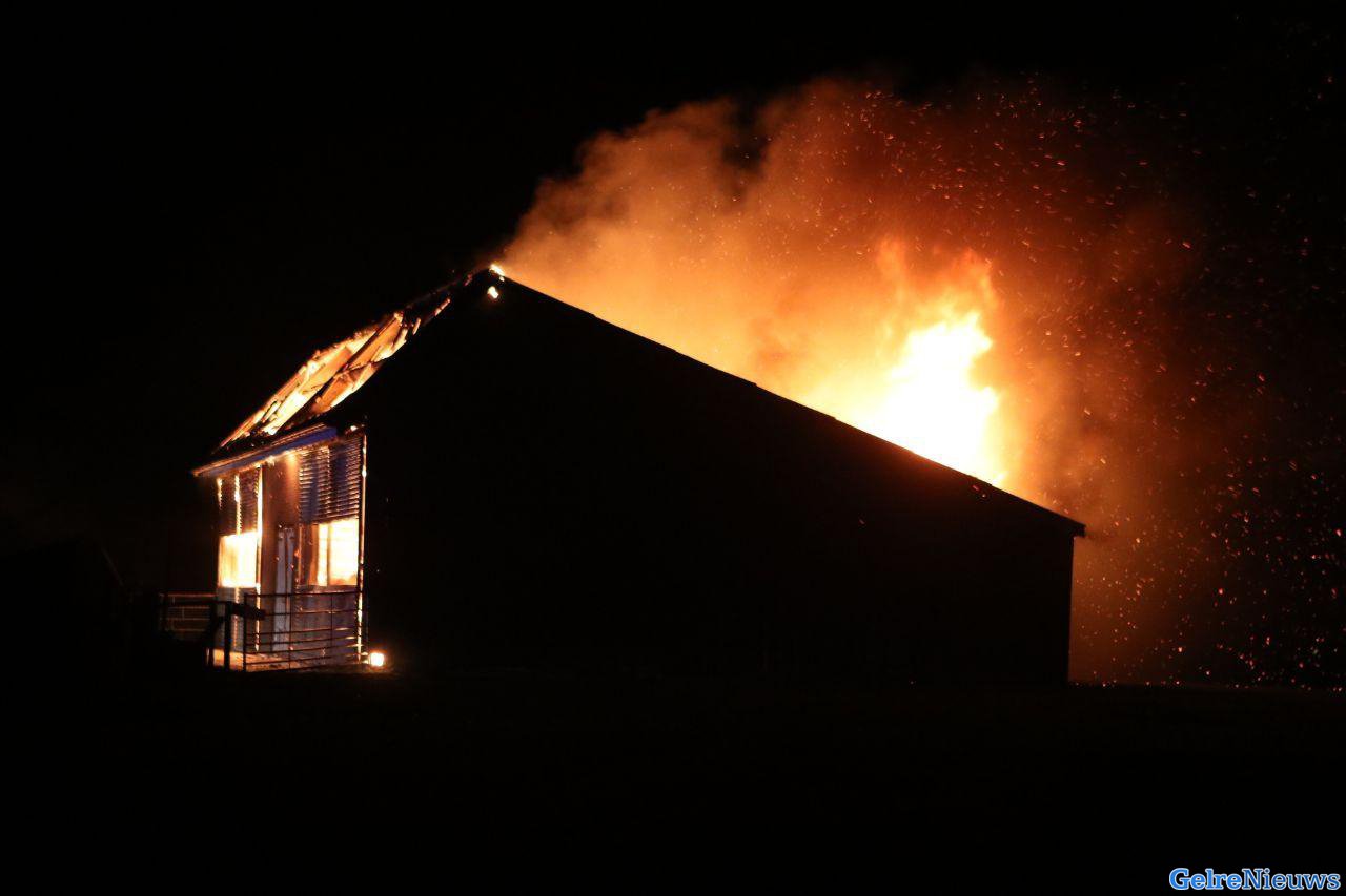Grote brand in loods bij varkenshouderij in Harskamp