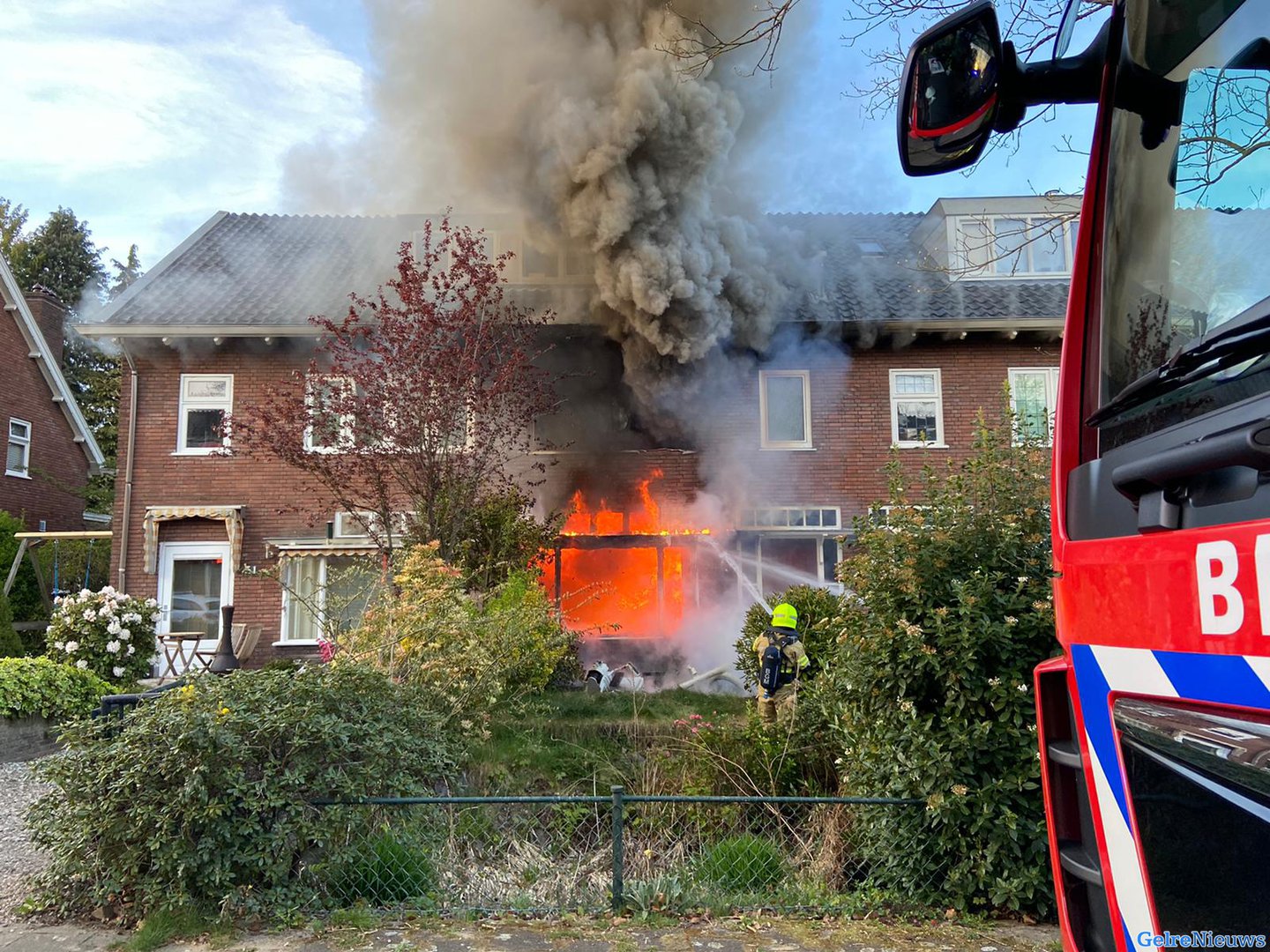 Forse uitslaande brand in woning in Arnhem