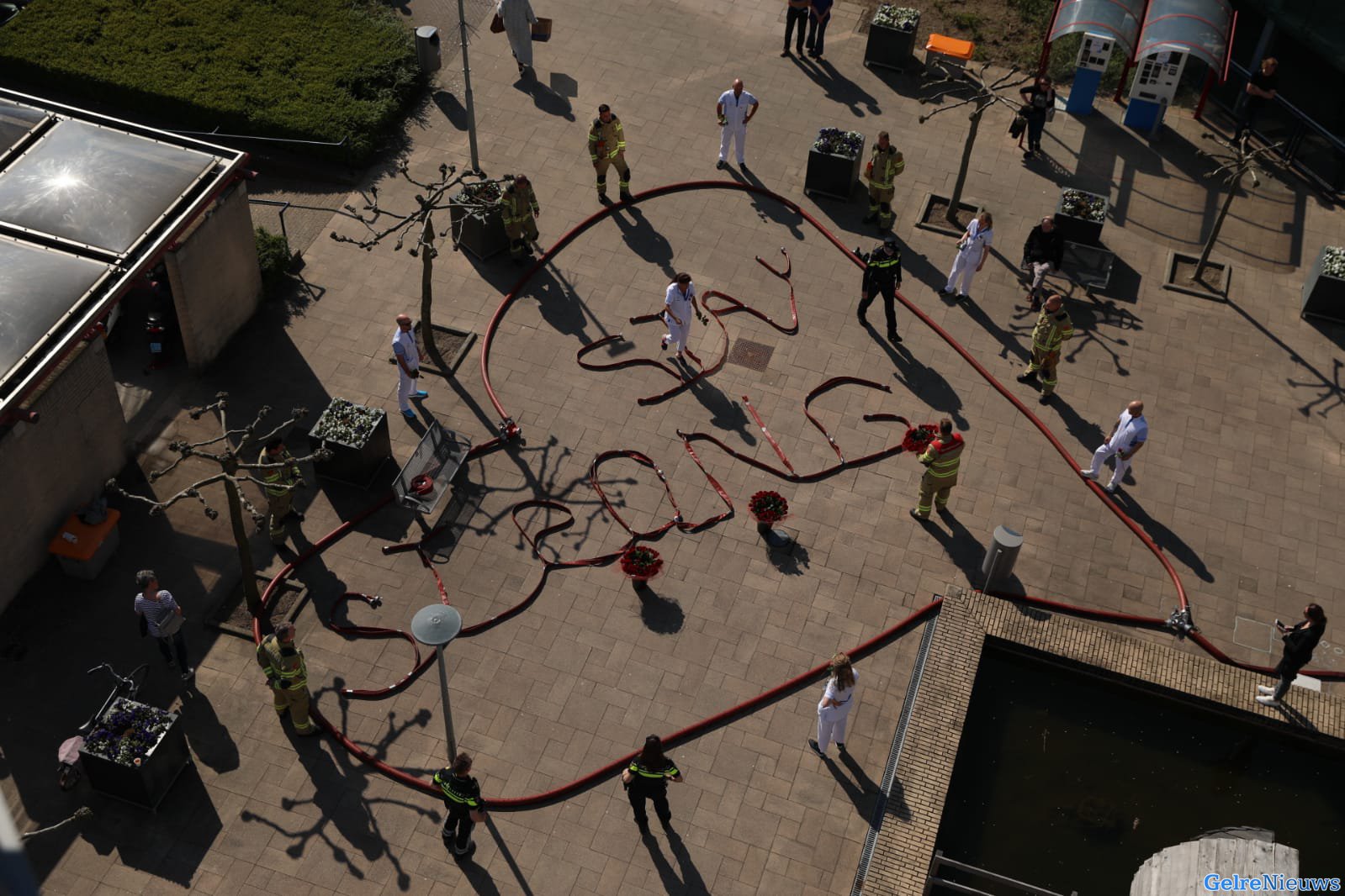 Brandweer Arnhem steekt zorgpersoneel hart onder de riem: “Stay Strong”