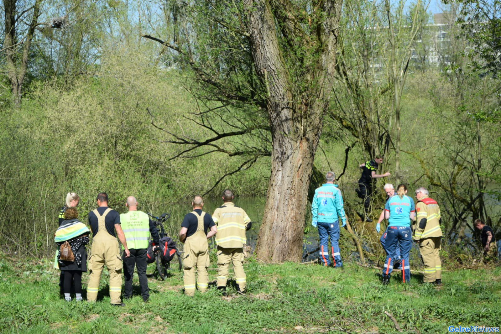 Vrouw te water na uitlaten hond in Arnhem