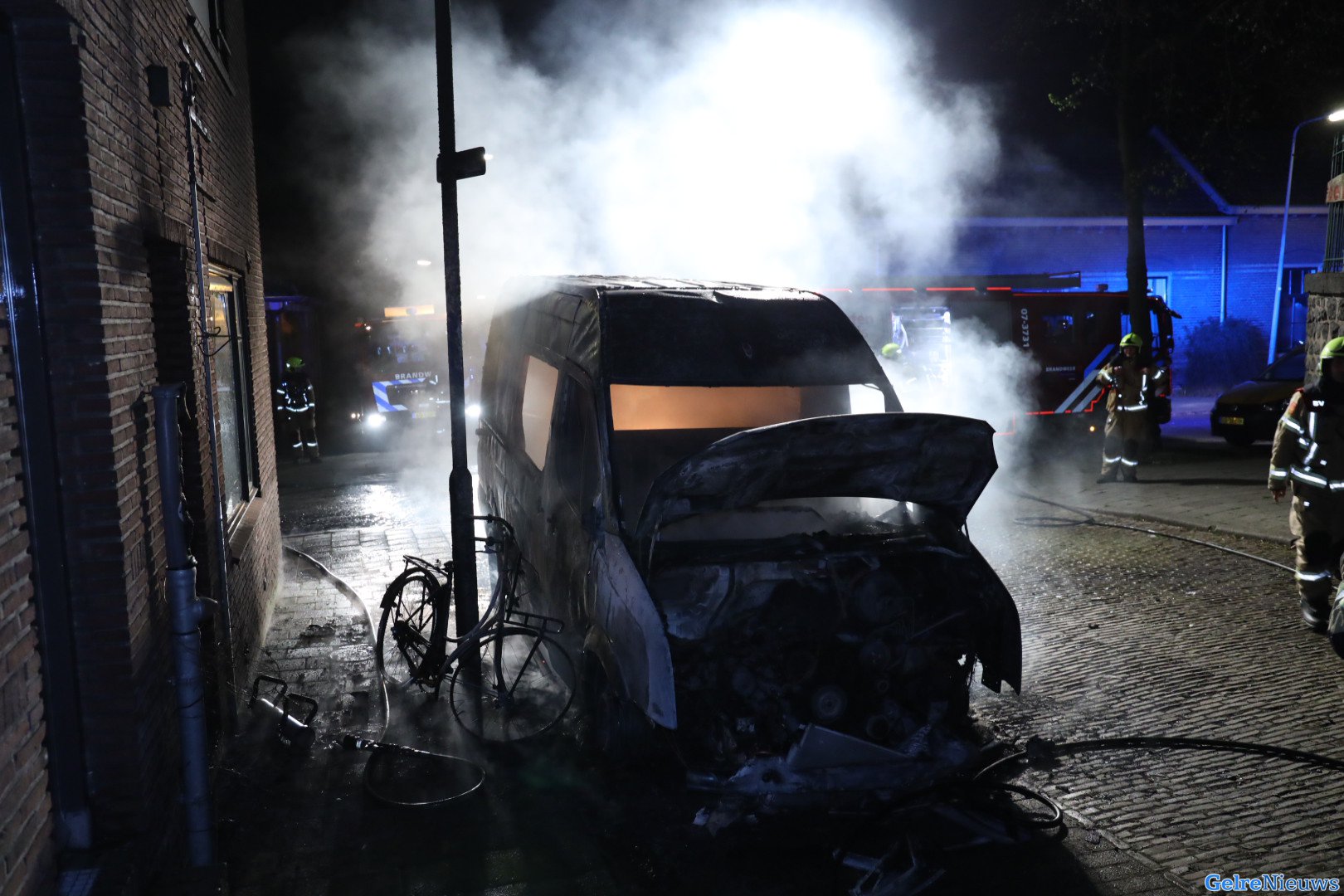 Bestelbus in brand gestoken in Arnhem: ook woning moest het ontgelden