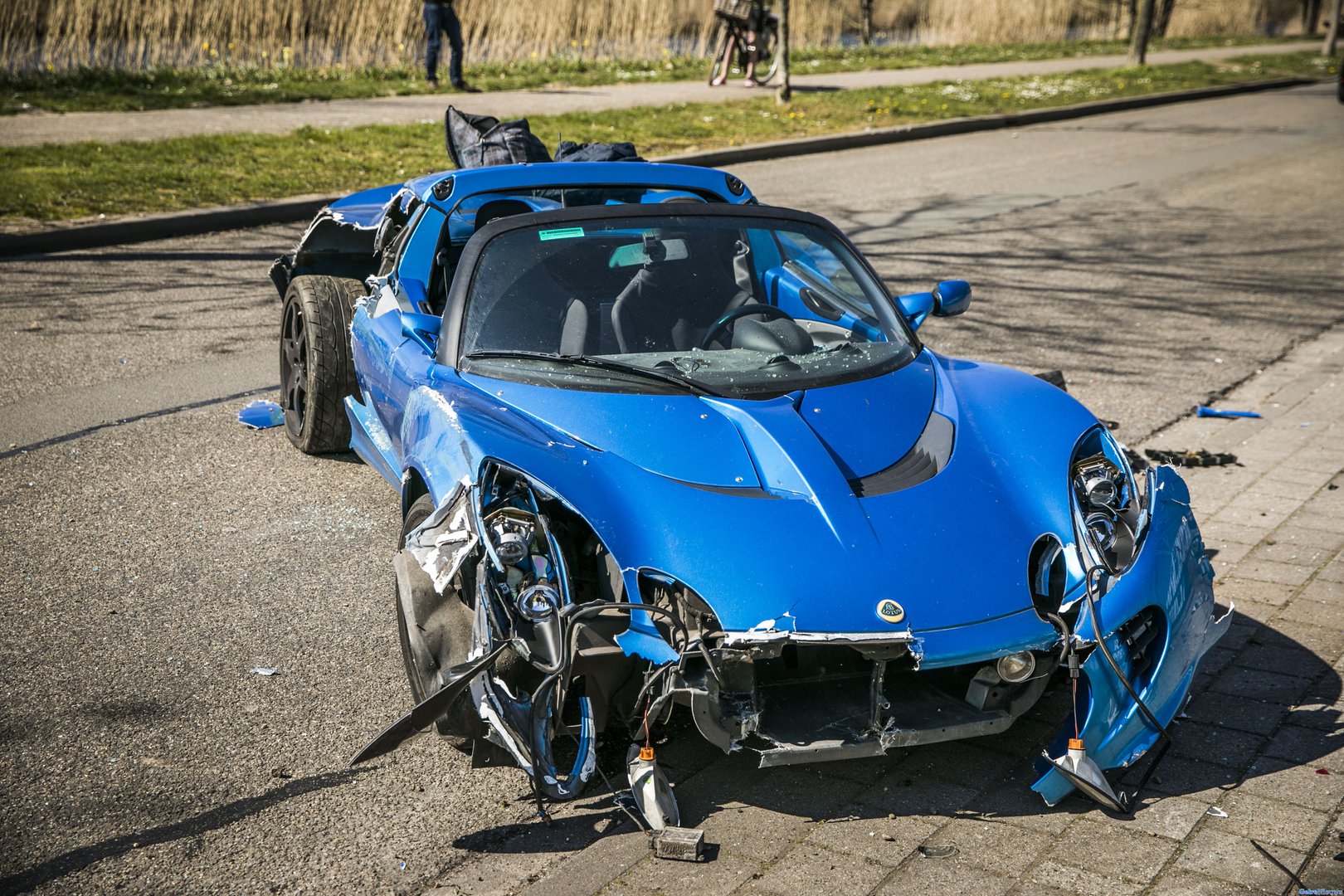 Automobilist crasht op industrieterrein in Dieren