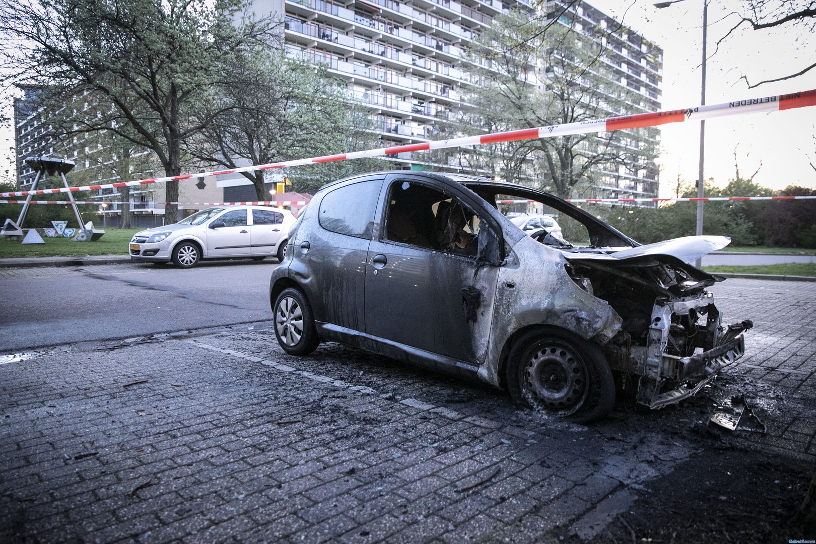 Tiental meter brandspoor bij autobrand Arnhem