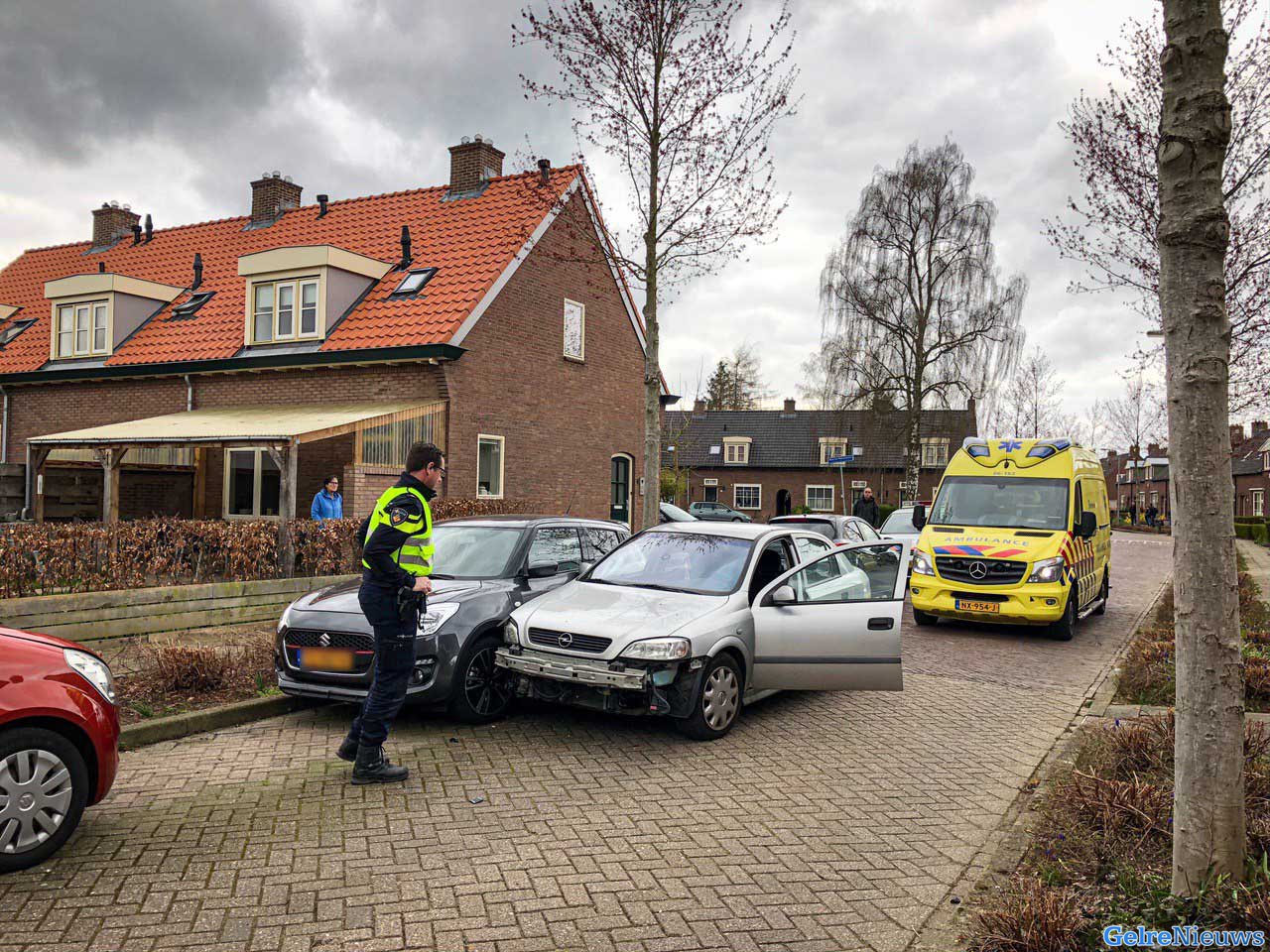 Man op leeftijd botst tegen twee geparkeerde auto’s