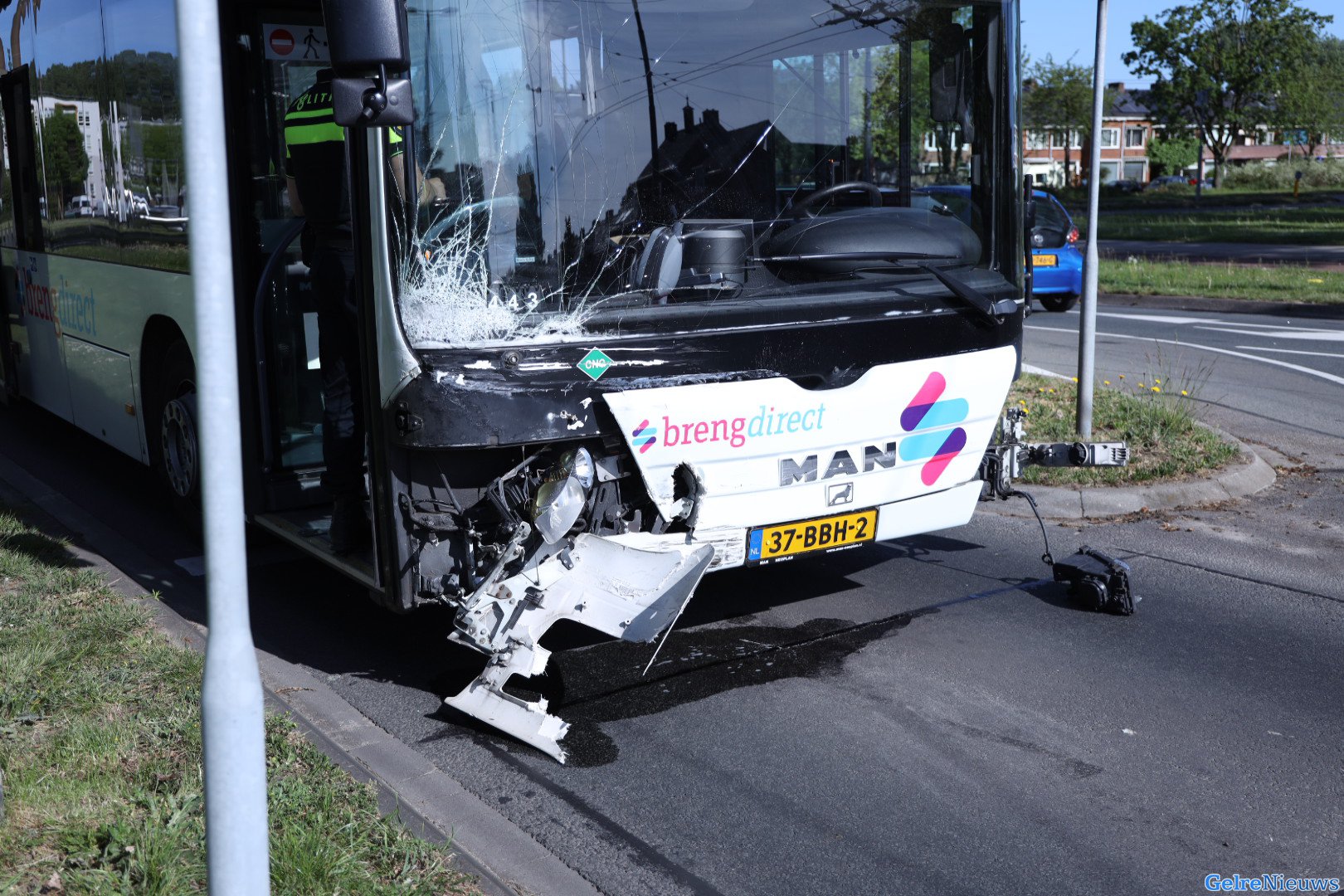 Lijnbus botst op personenauto in Arnhem