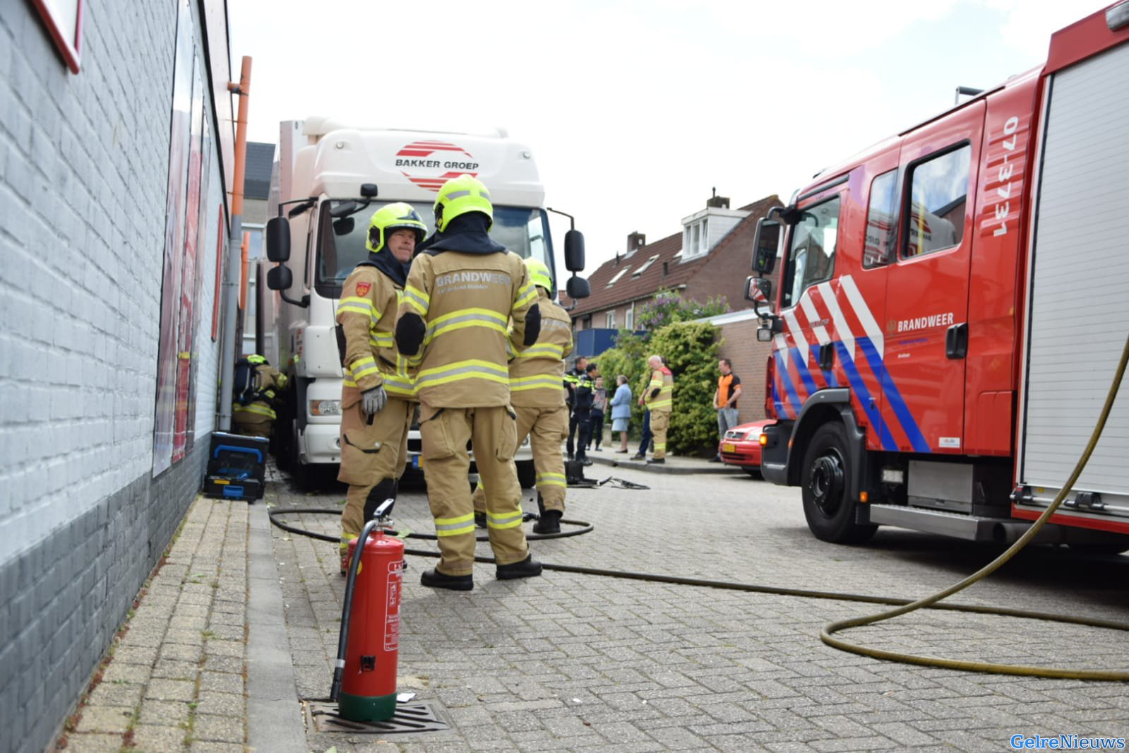 Vrachtwagen vliegt in brand bij Coop Arnhem