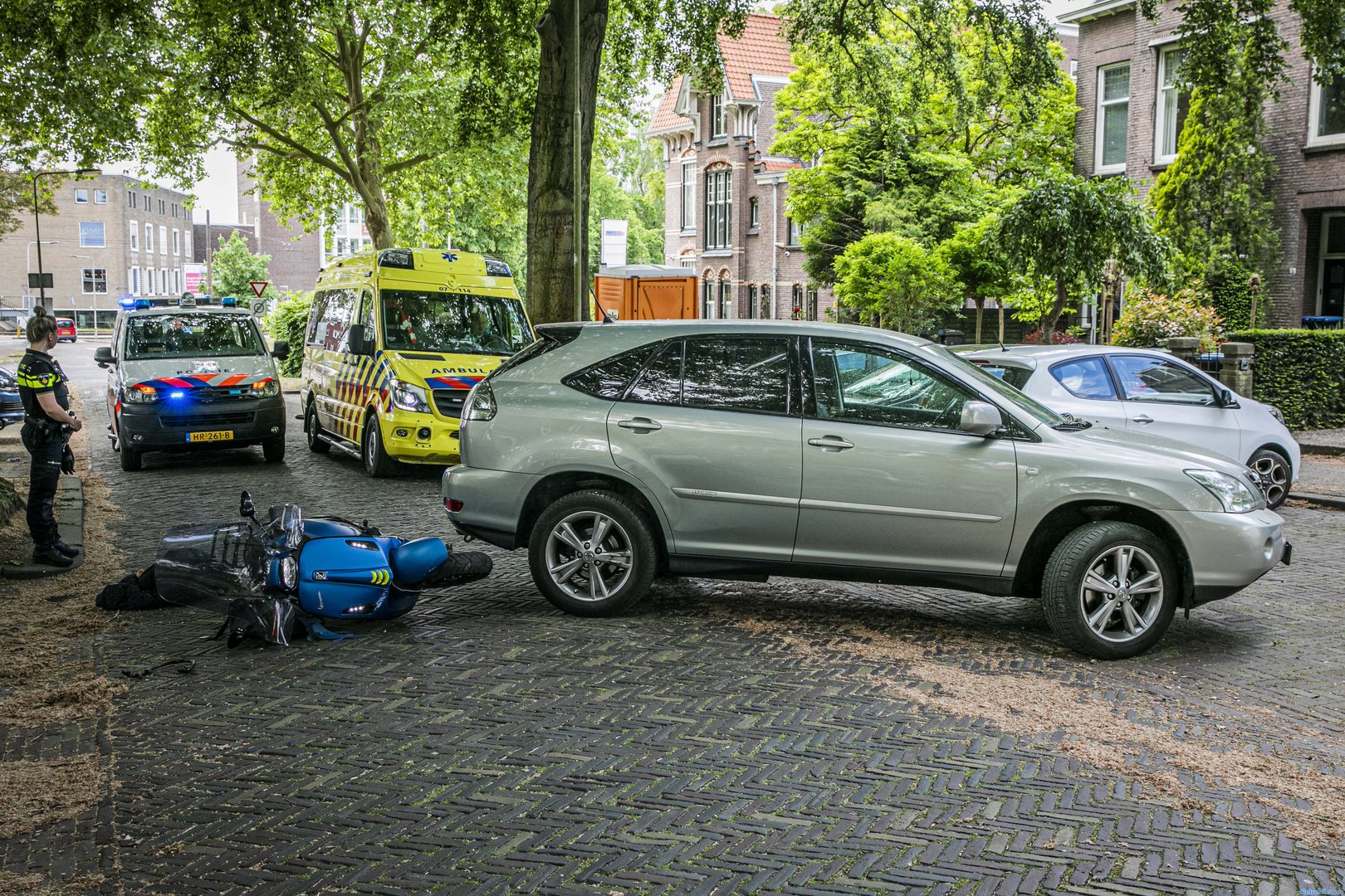 Auto verlaat parkeerplaats en botst op snorscooter