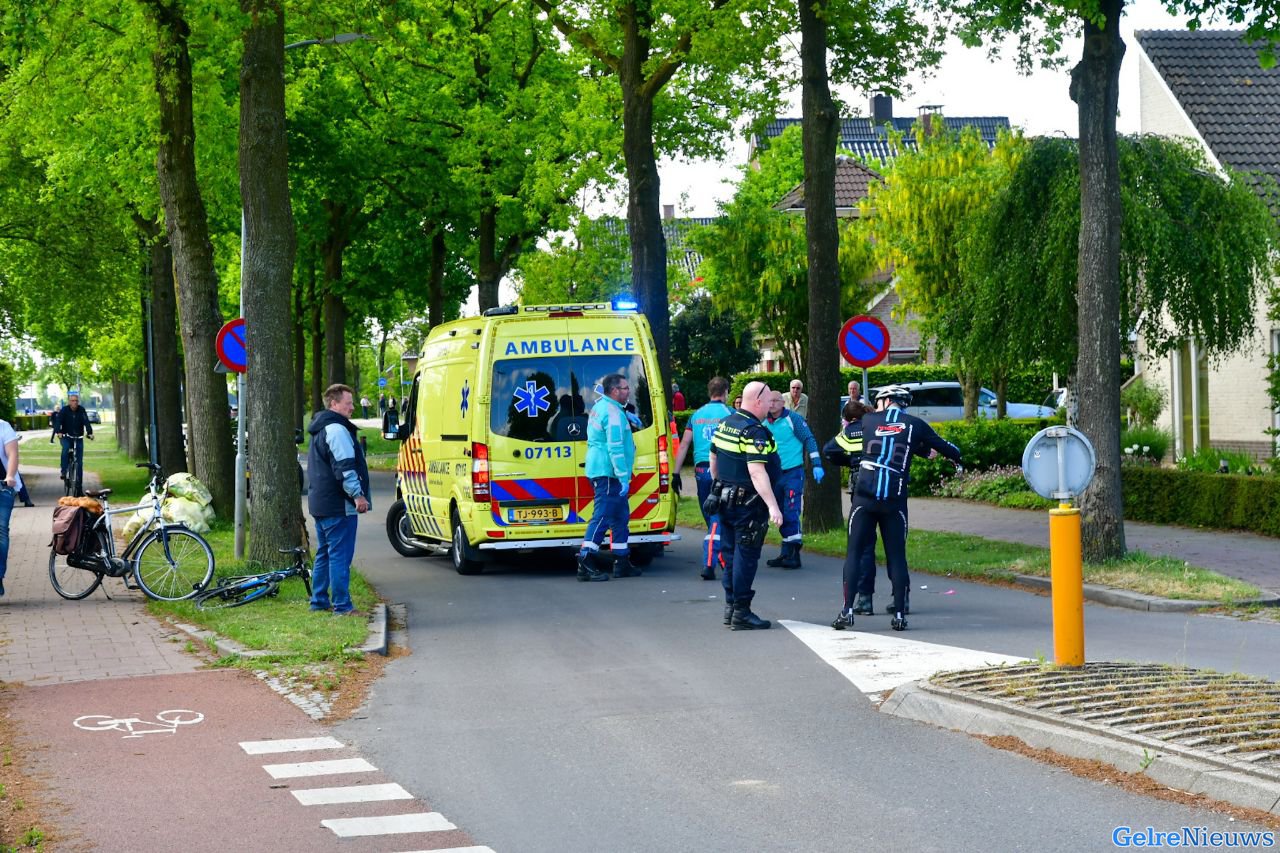 Wielrenner zwaargewond na botsing in Duiven