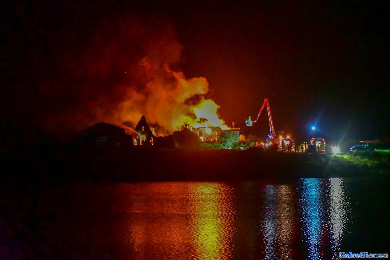 Grote brand verwoest woning in Pannerden