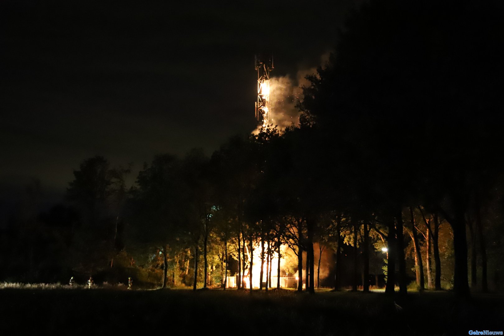 Zendmast in Rijswijk gaat volledig in vlammen op