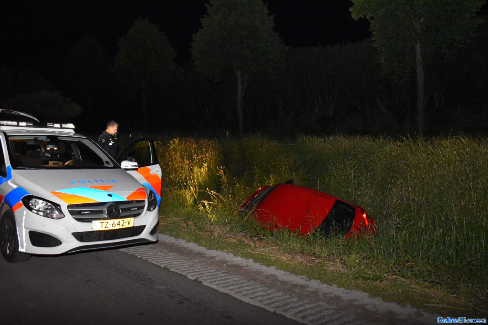 Vrouw rijdt met auto sloot in