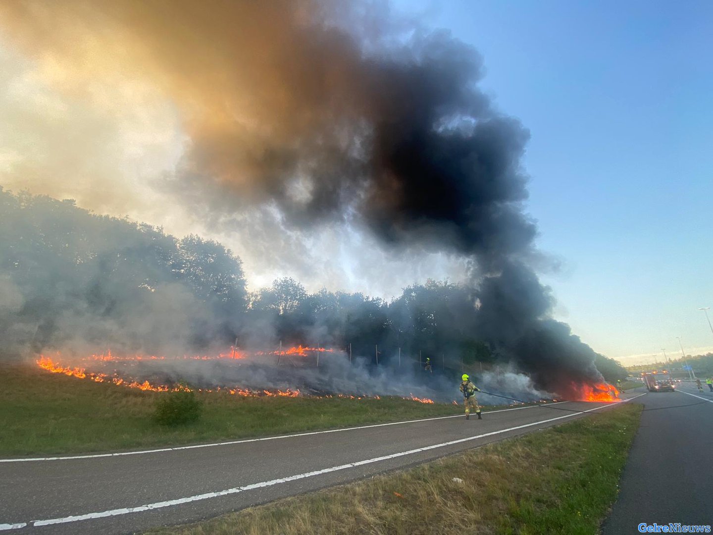 Felle autobrand op A50 bij Wolfheze