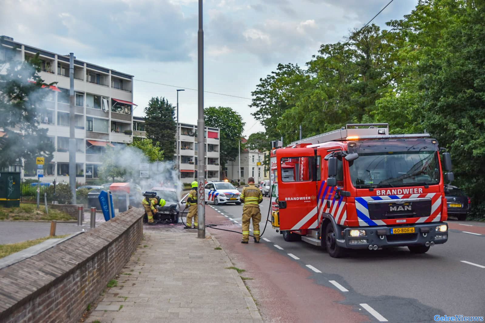 ‘Net gekochte auto’ volledig uitgebrand in Arnhem
