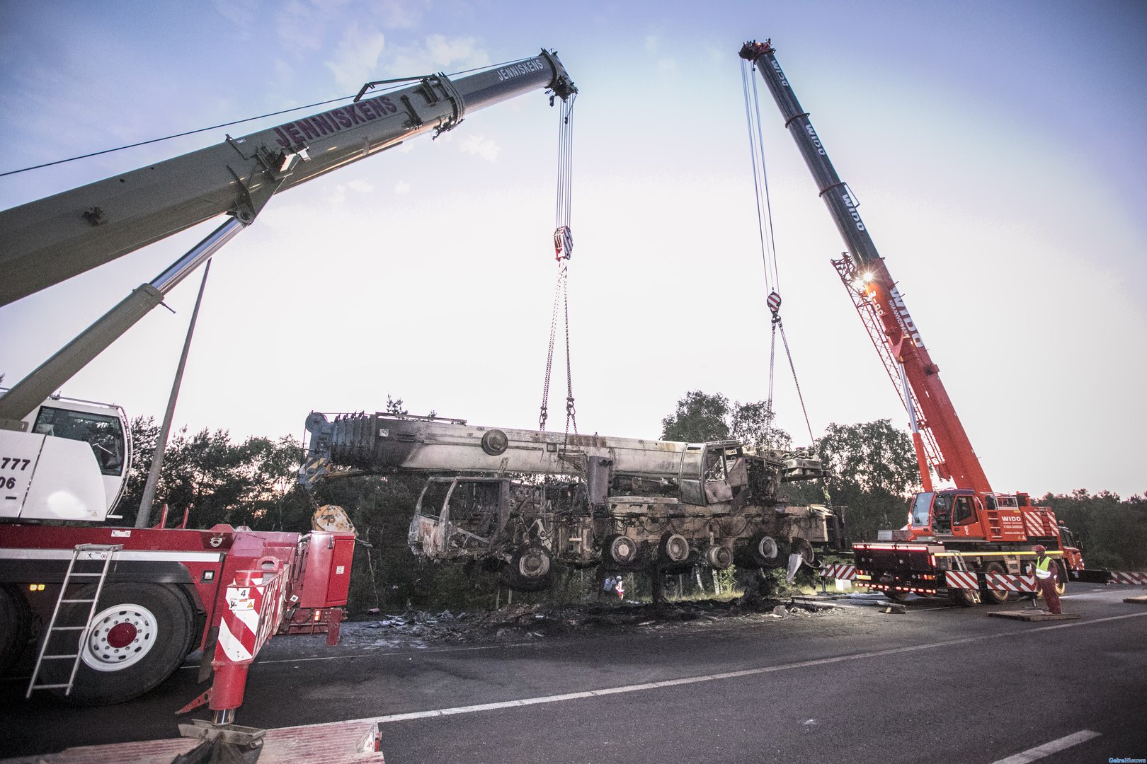 FOTOSERIE: Berging uitgebrande hijskraan A50