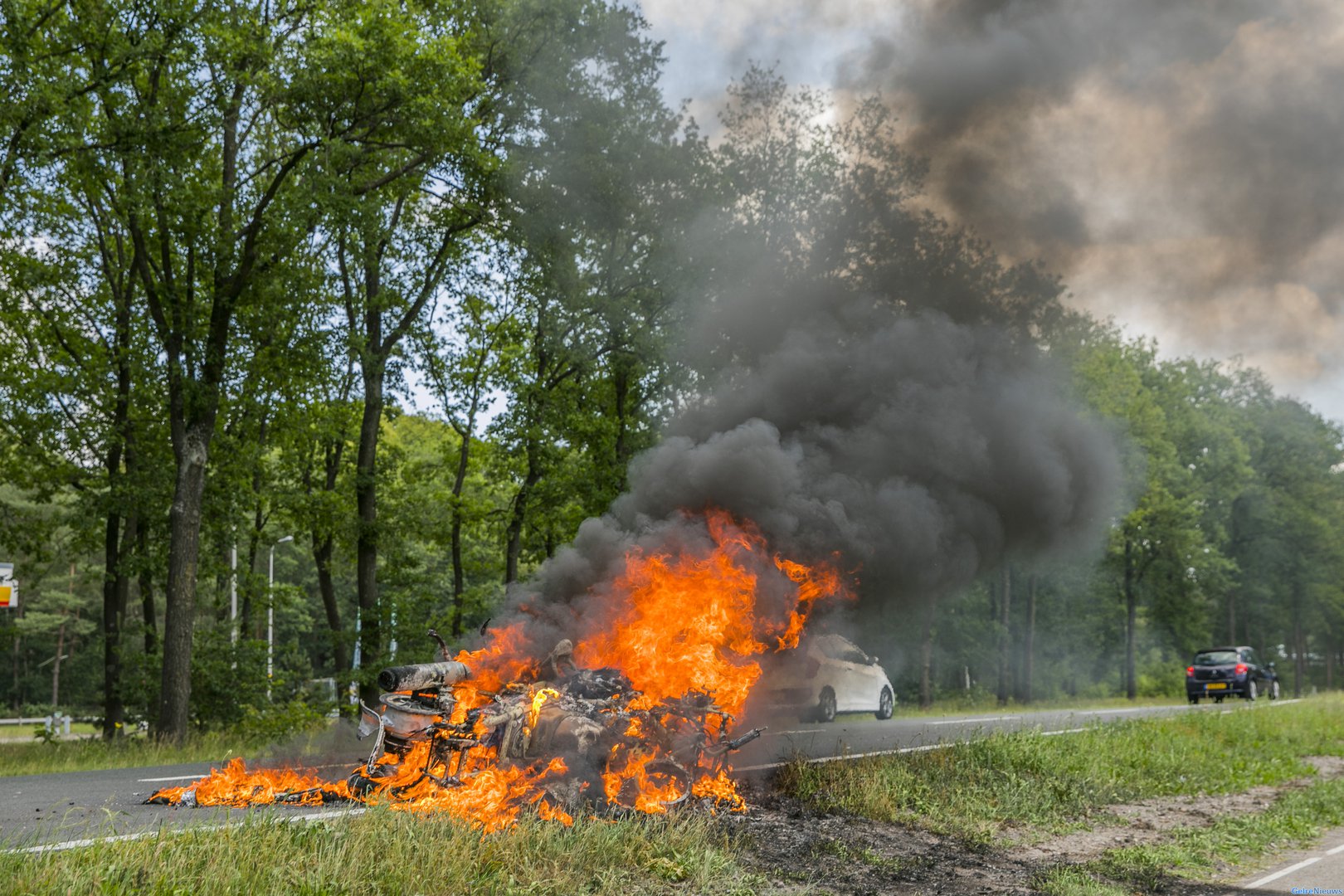 Motor brandt volledig uit op Amsterdamseweg Arnhem