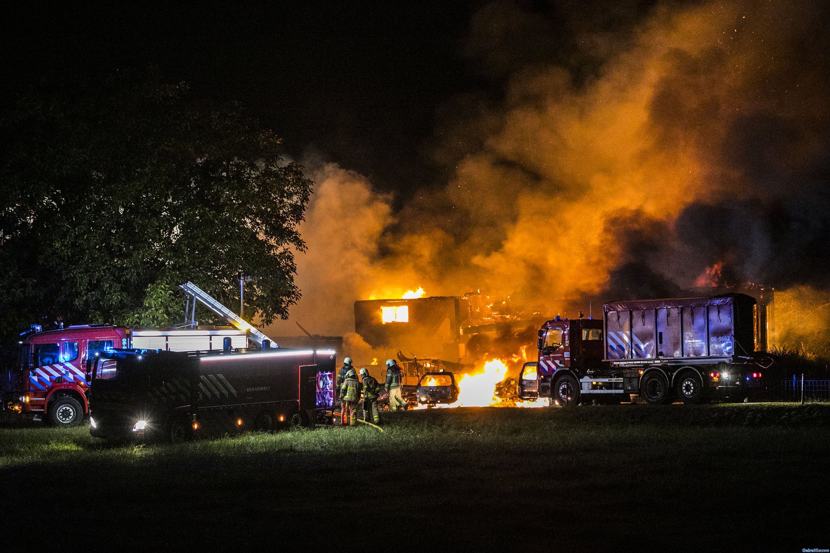 Grote brand verwoest boerderij en kapschuren in Almen