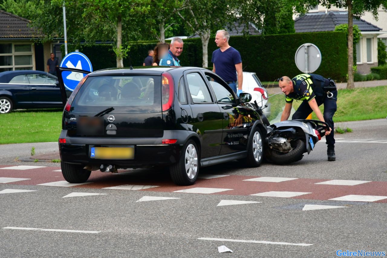 Automobilist ziet snorscooter over het hoofd in Duiven