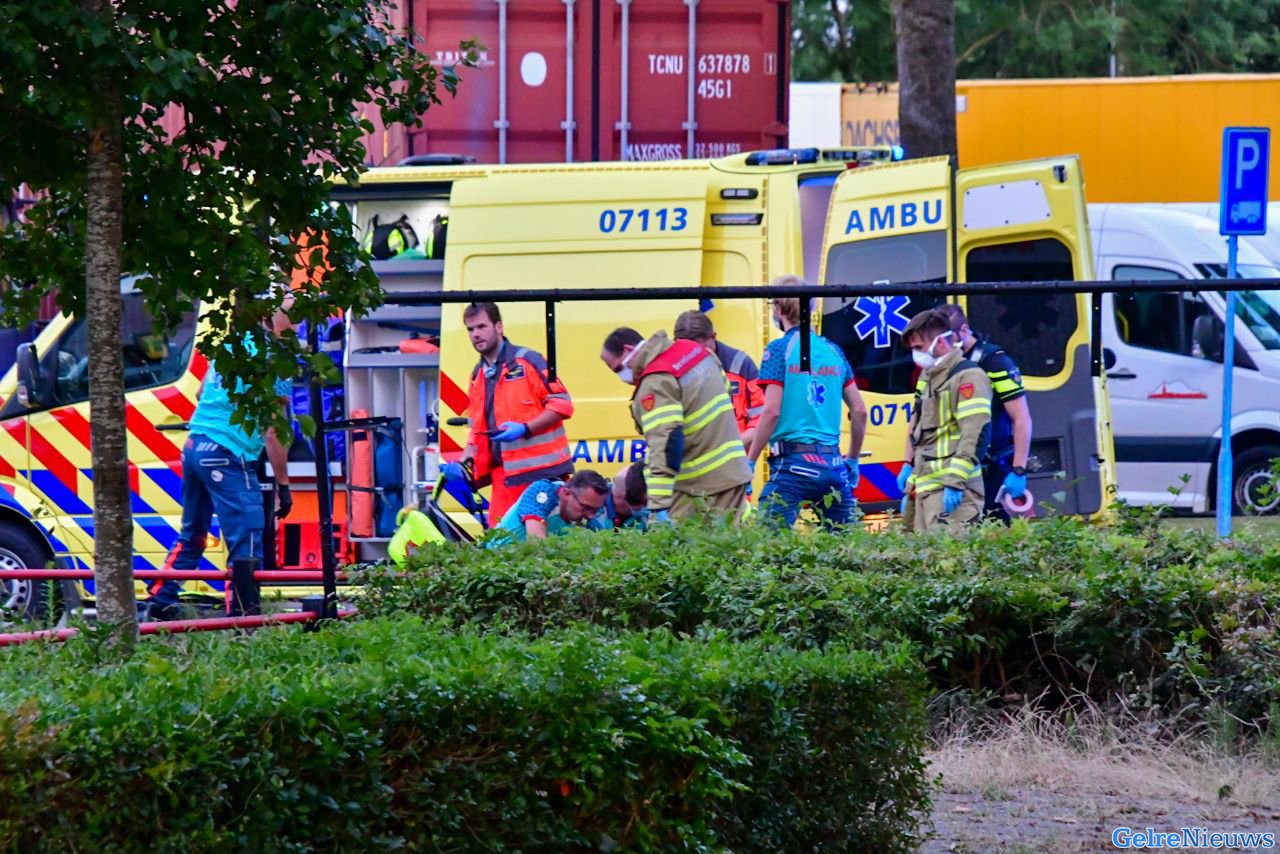 Jongen overleden na val uit winkelwagentje achter auto