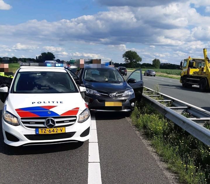 Automobilist (20) klemgereden na achtervolging op A12 Zevenaar