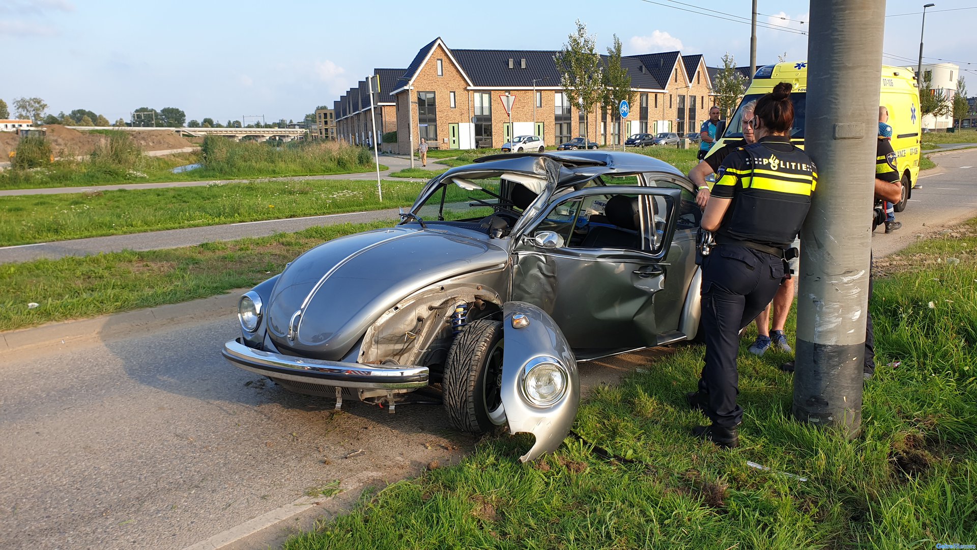 Volkswagen Kever uit 1972 ramt trolleymast