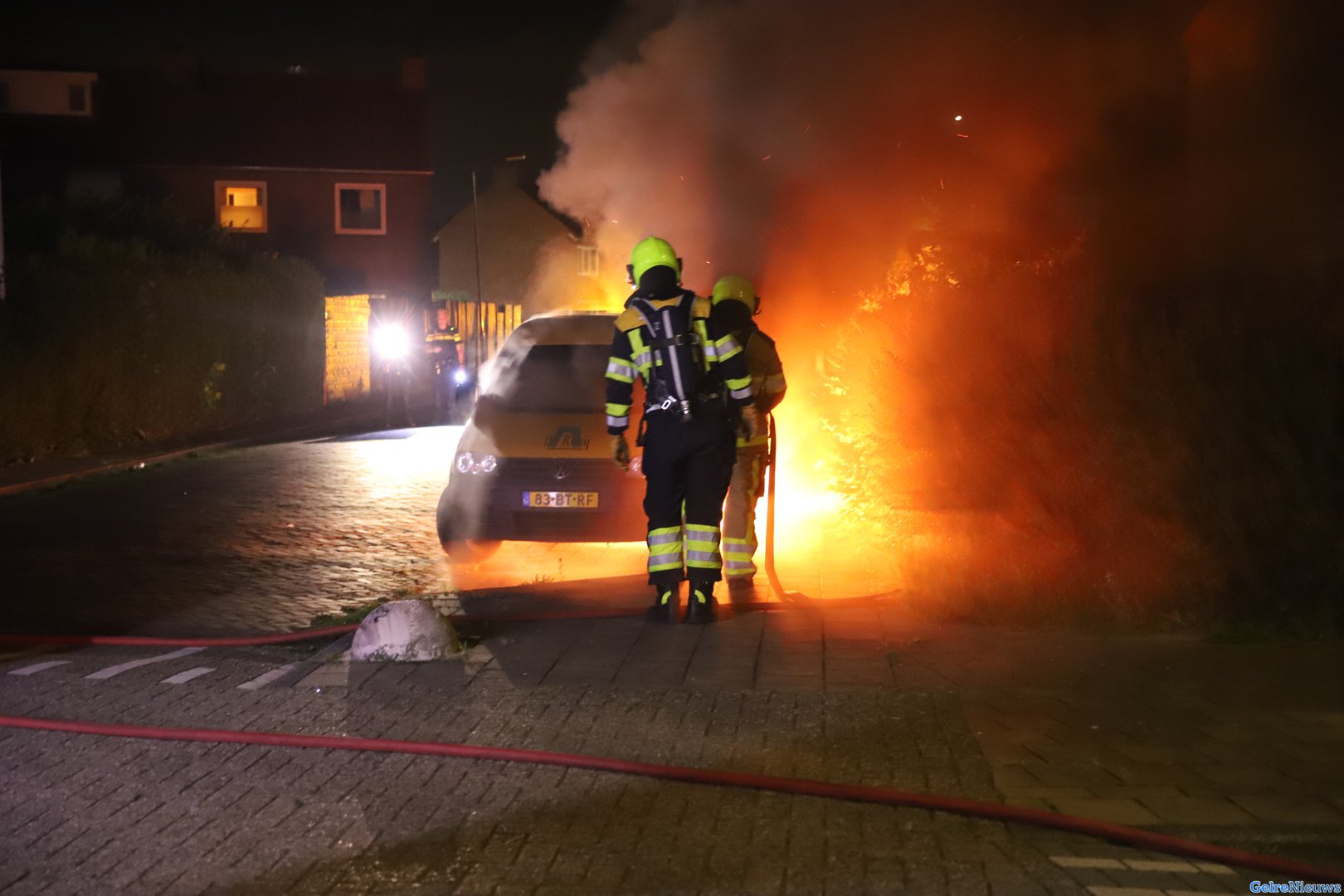 Geparkeerde bedrijfswagen uitgebrand in Tiel