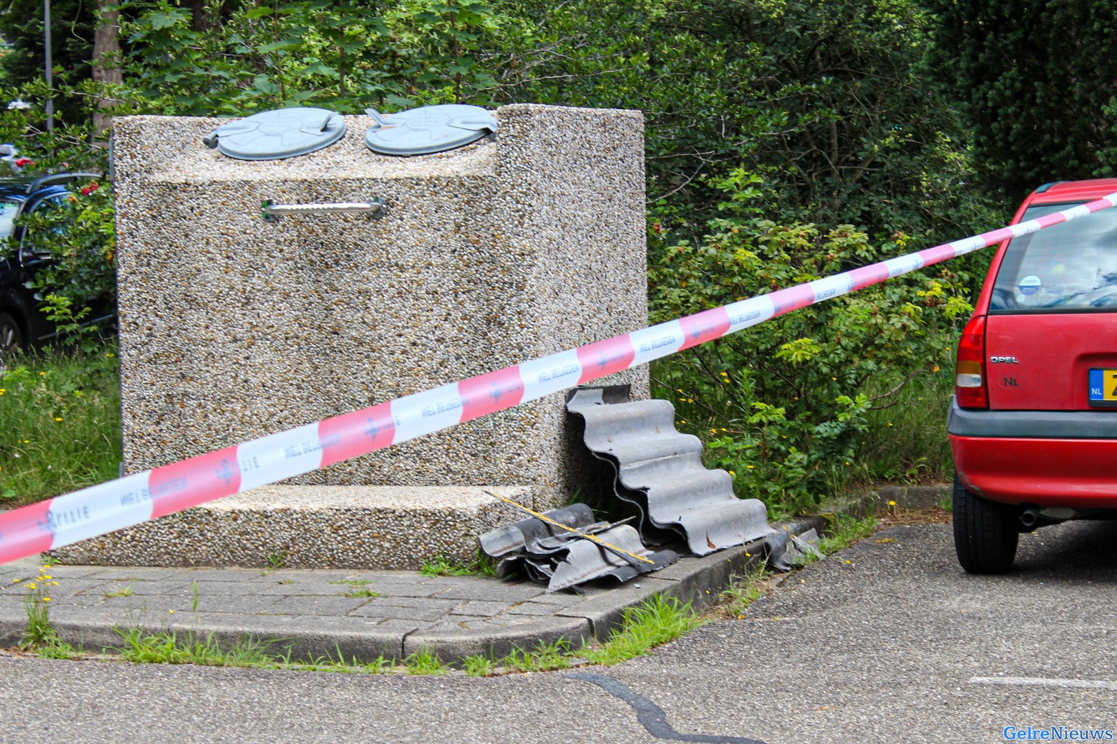 Politie start onderzoek naar gedumpte asbestplaten in Dieren