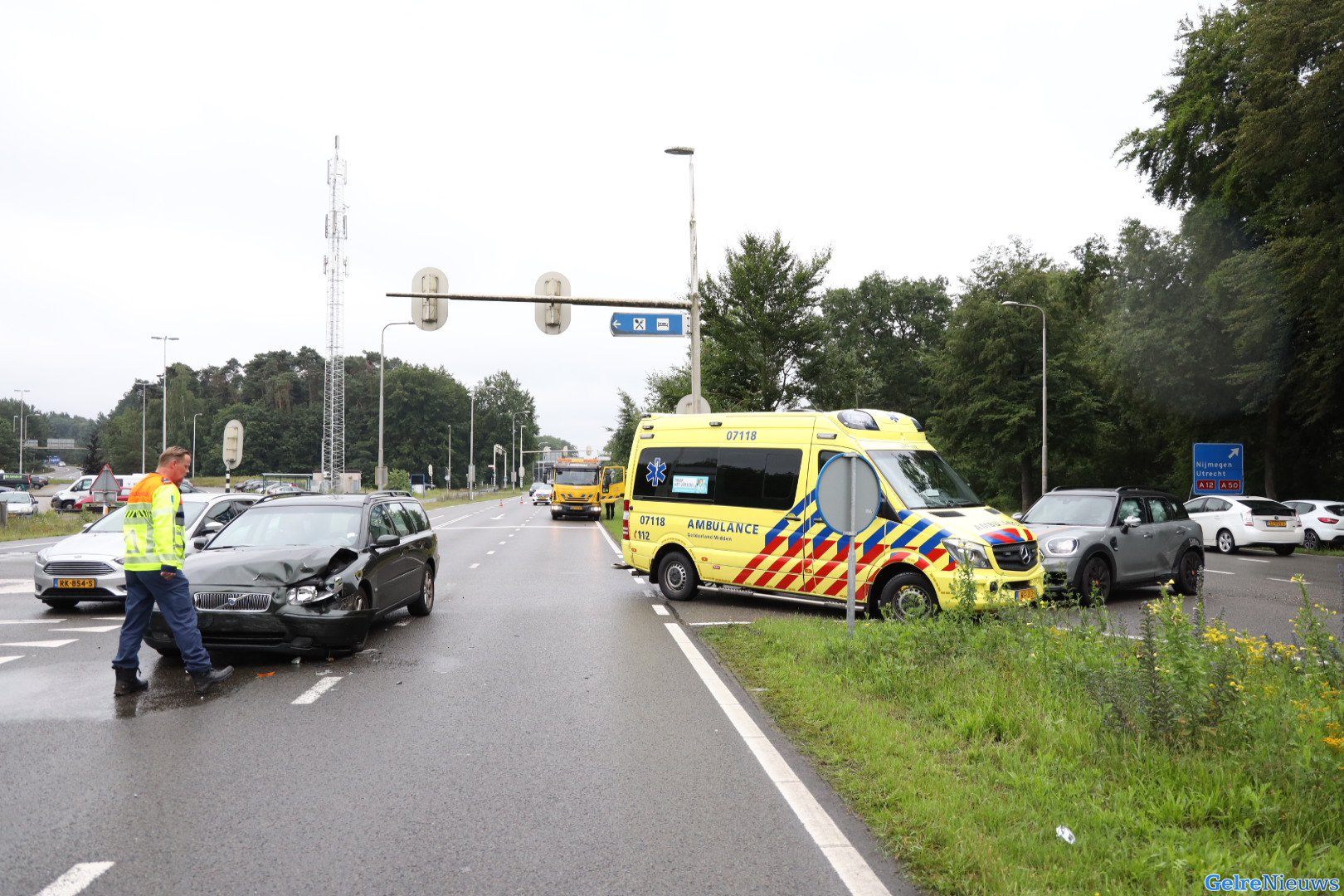 Automobilist rijdt door rood en veroorzaakt ongeval