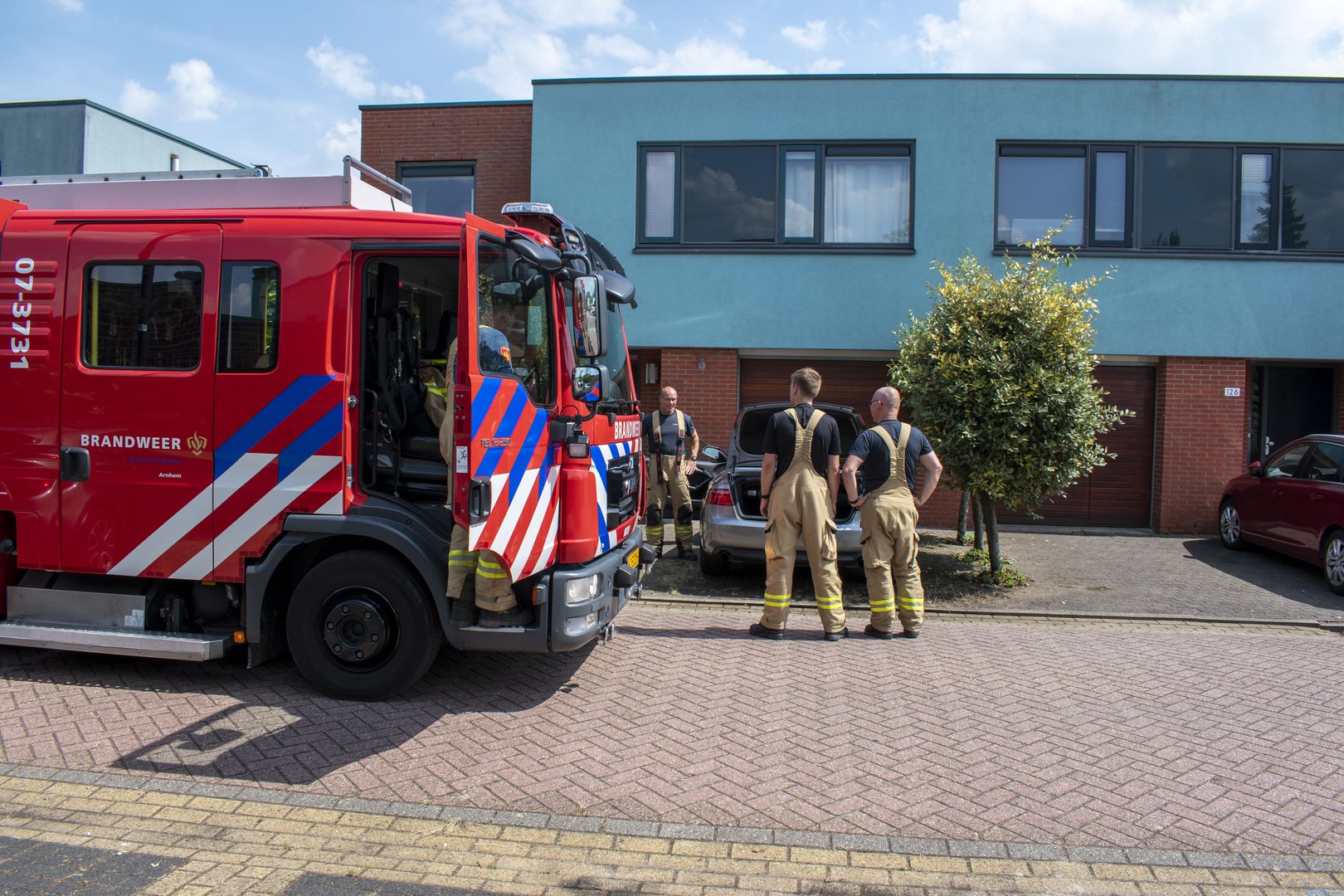 Cabrio vat vlam op oprit woning Arnhem