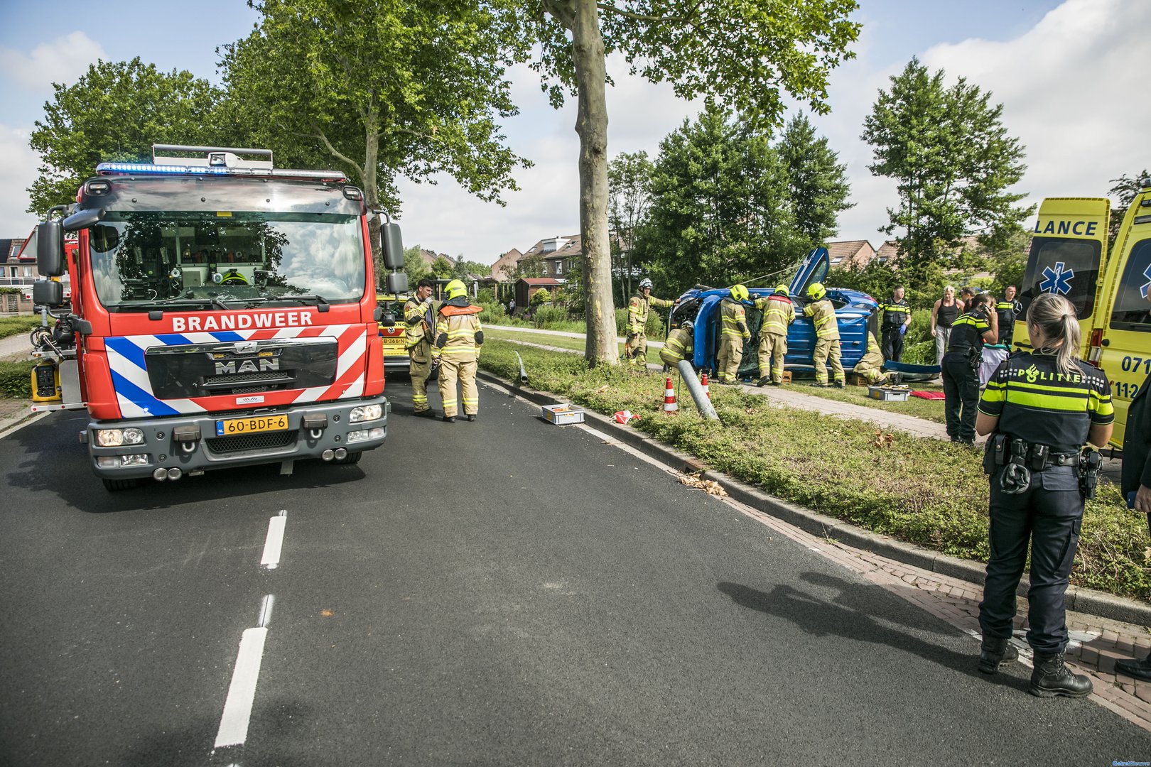 Bestuurder gewond nadat auto lantaarnpaal uit de grond rijdt