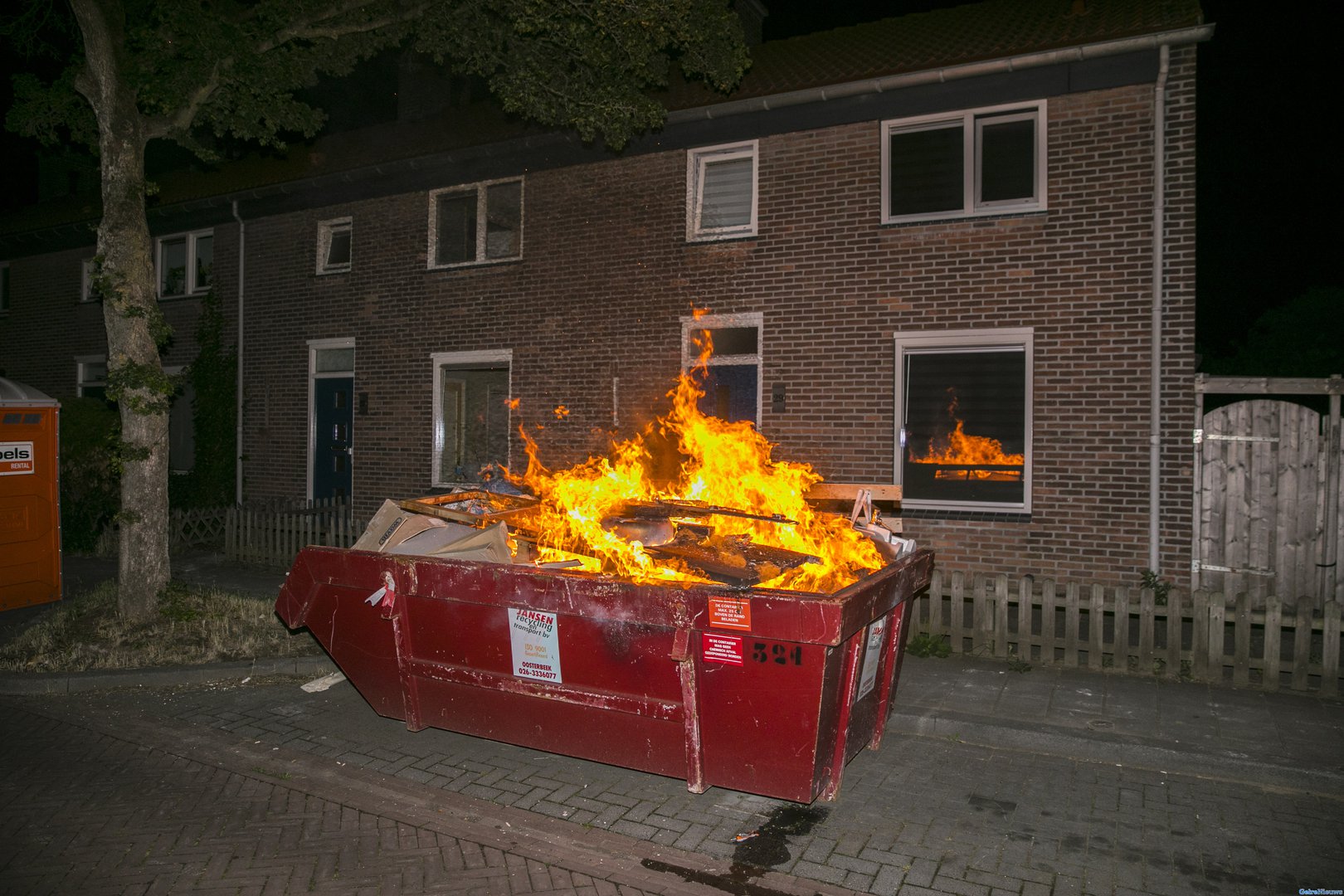 Bouwcontainer in brand gestoken in Arnhem