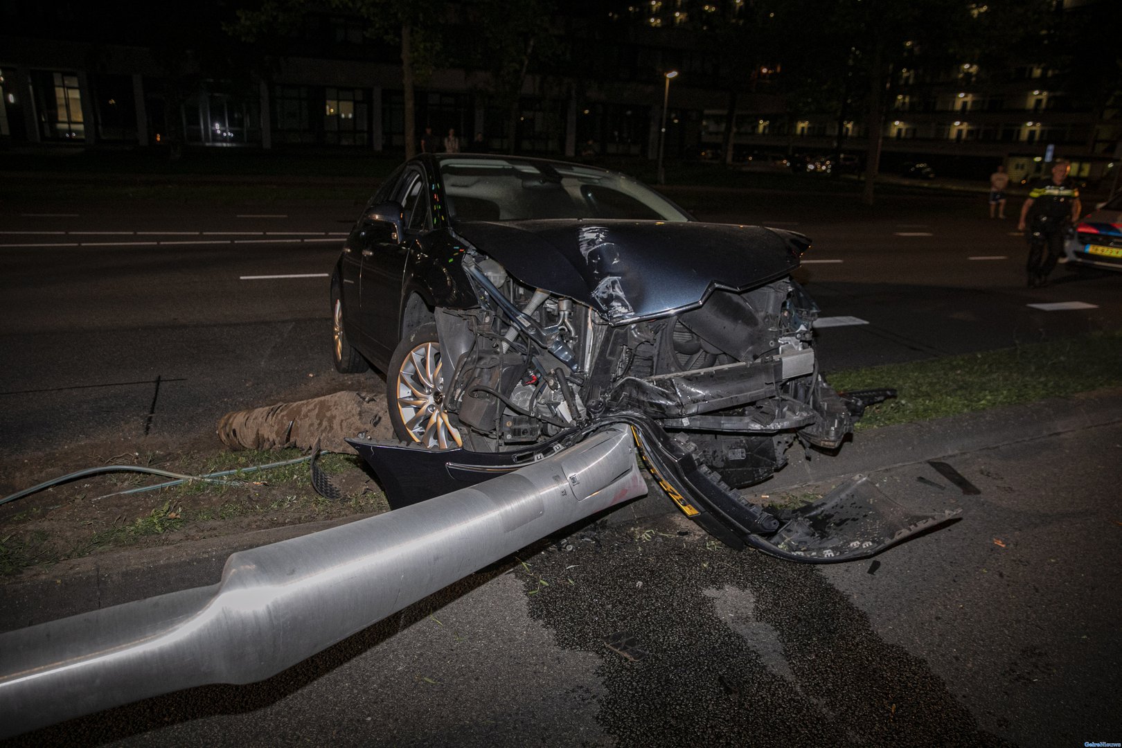 Auto ramt lantaarnpaal uit de grond op IJssellaan Arnhem
