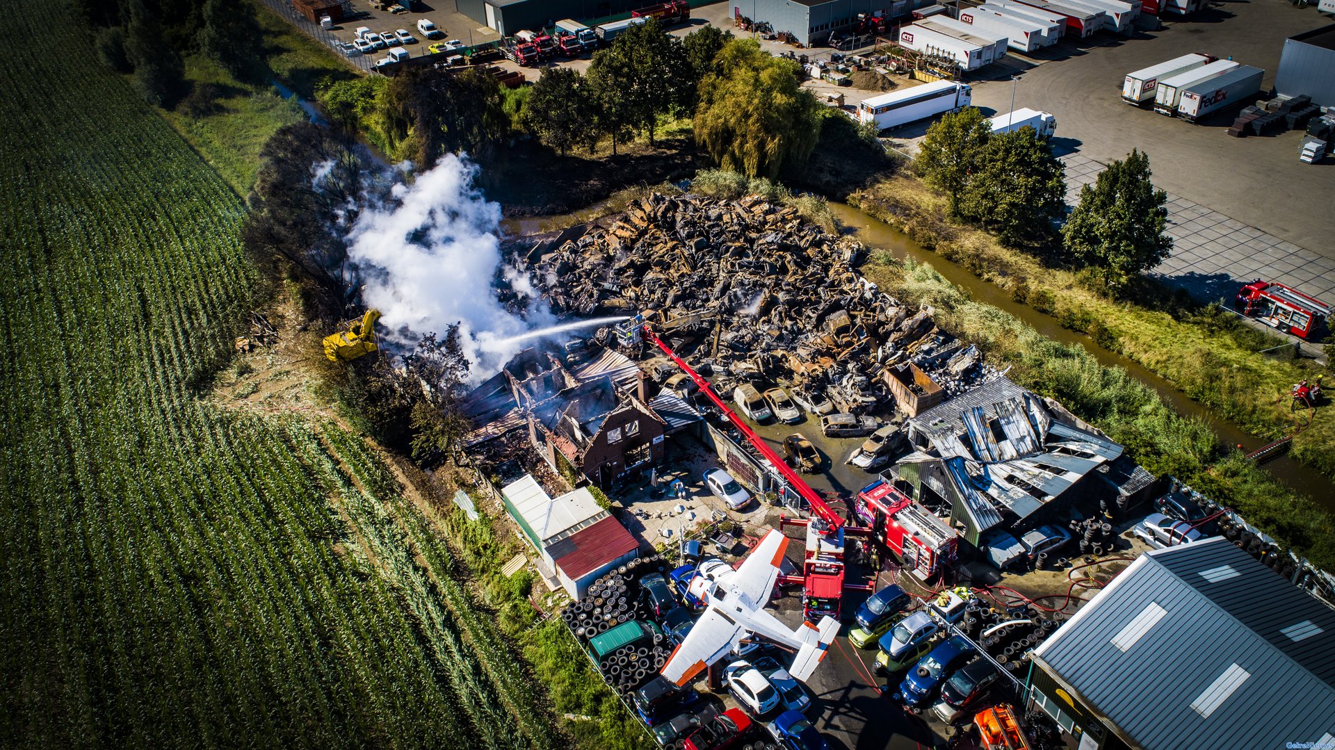 FOTO REPORTAGE | Allesverwoestende brand bij autosloperij in Duiven