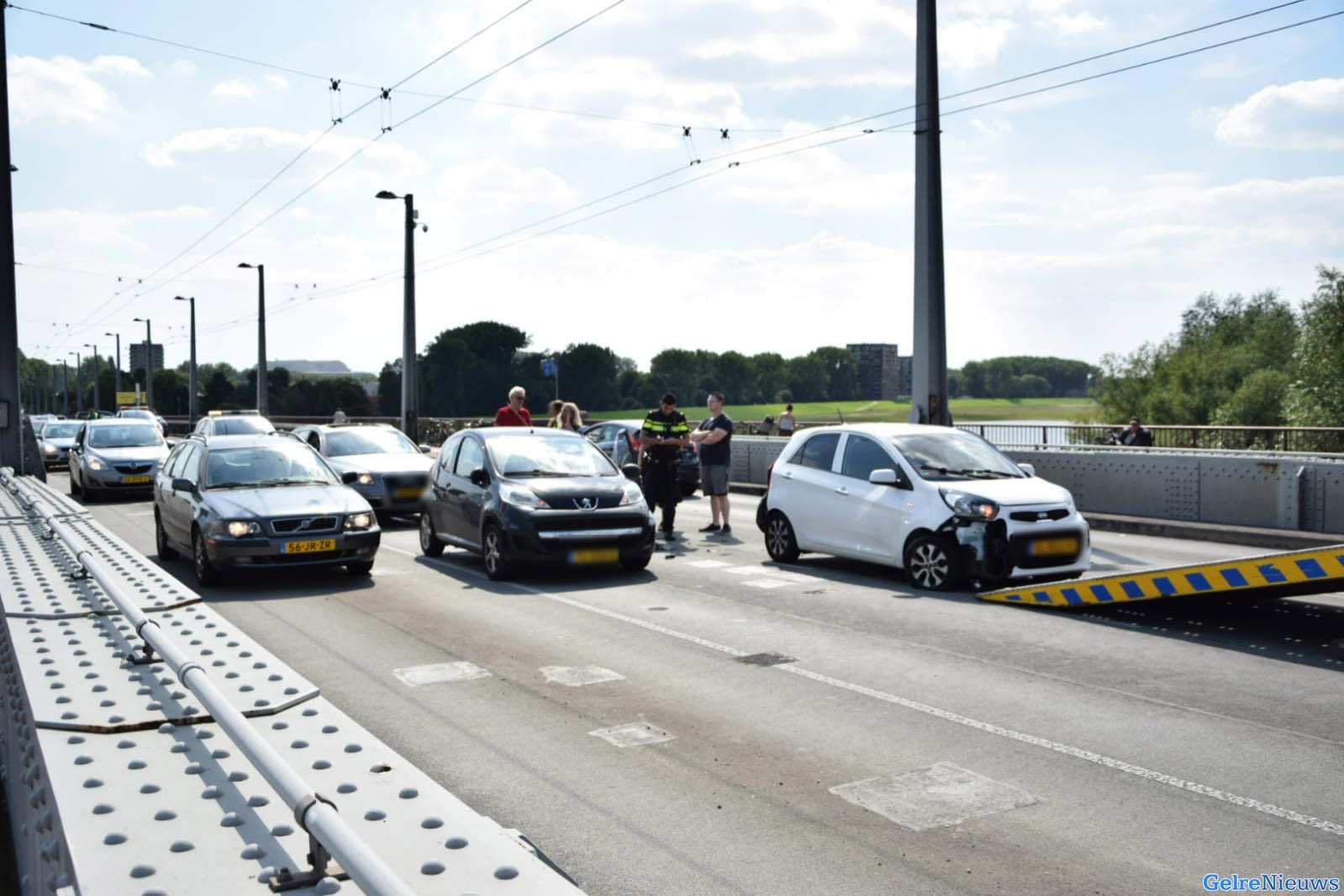 Ongeval op John Frostbrug in Arnhem, flinke verkeershinder