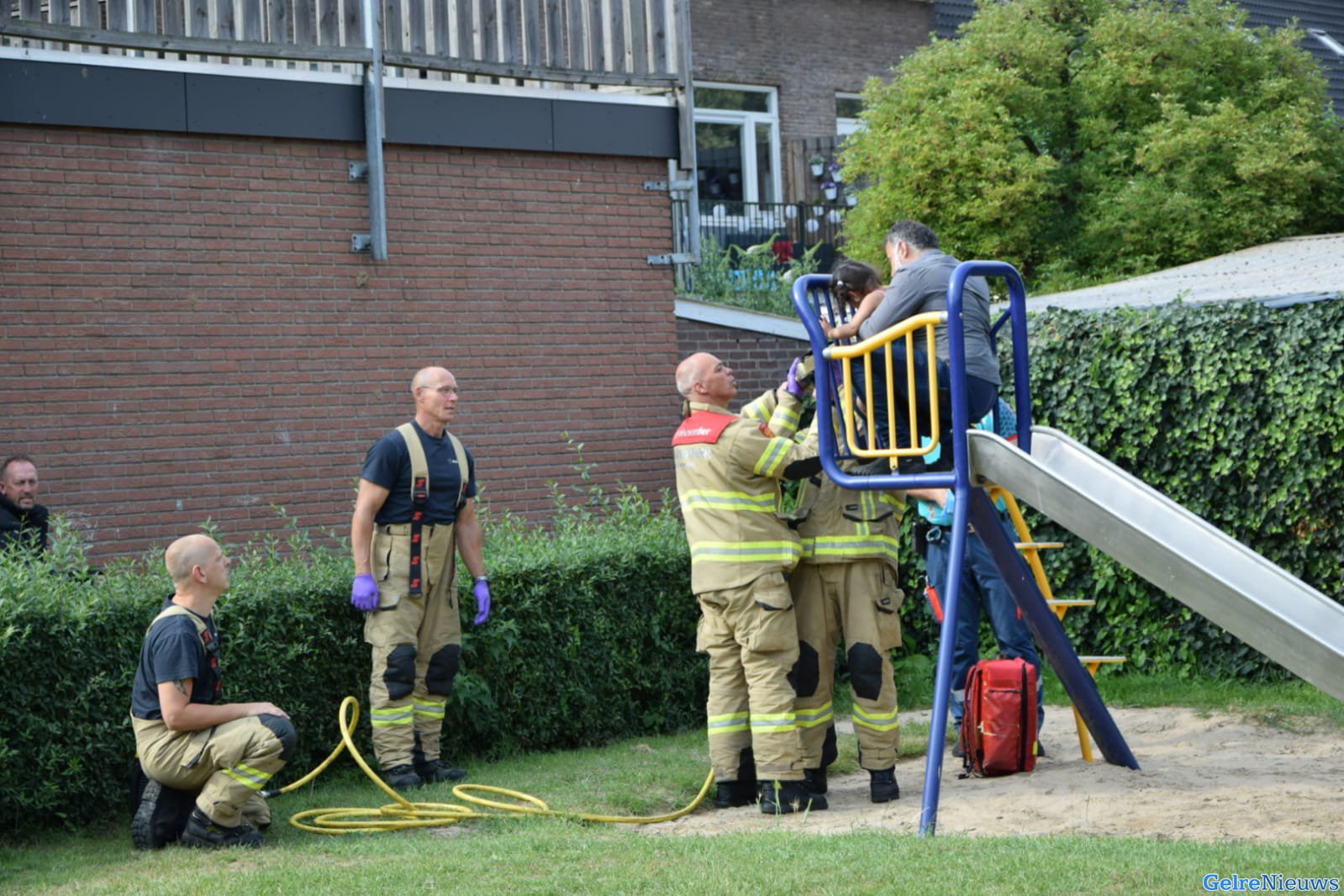 Meisje vast met haar voet de op glijbaan