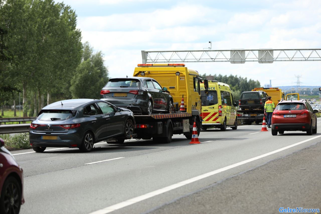 A12 bij Zevenaar dicht na kettingbotsing