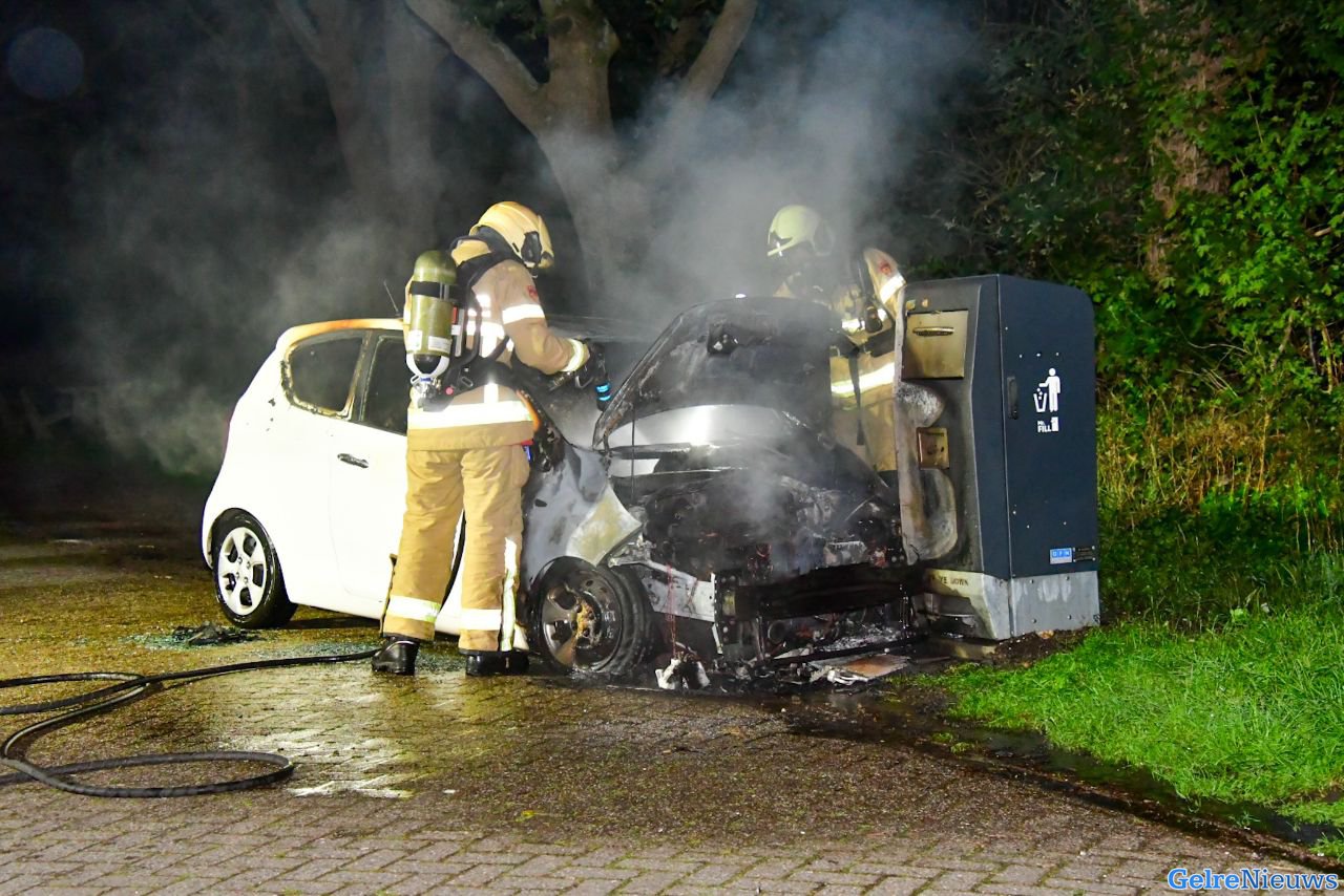 Auto vliegt in brand in Beek
