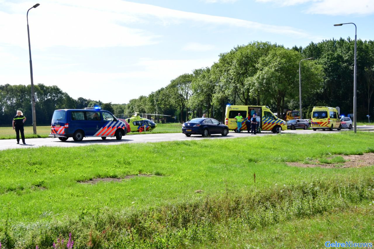 Traumahelikopter landt op weiland langs A12