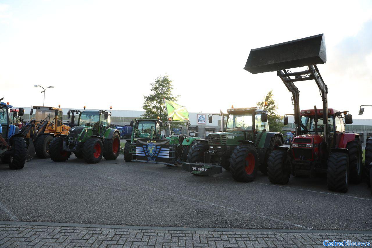 Boeren blokkeren distributiecentrum Aldi en hebben het terrein bezet