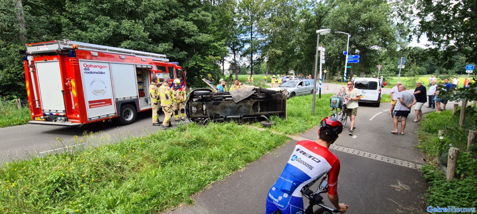 Bestelauto op zijn zij bij ongeval Harderwijkerweg Dieren