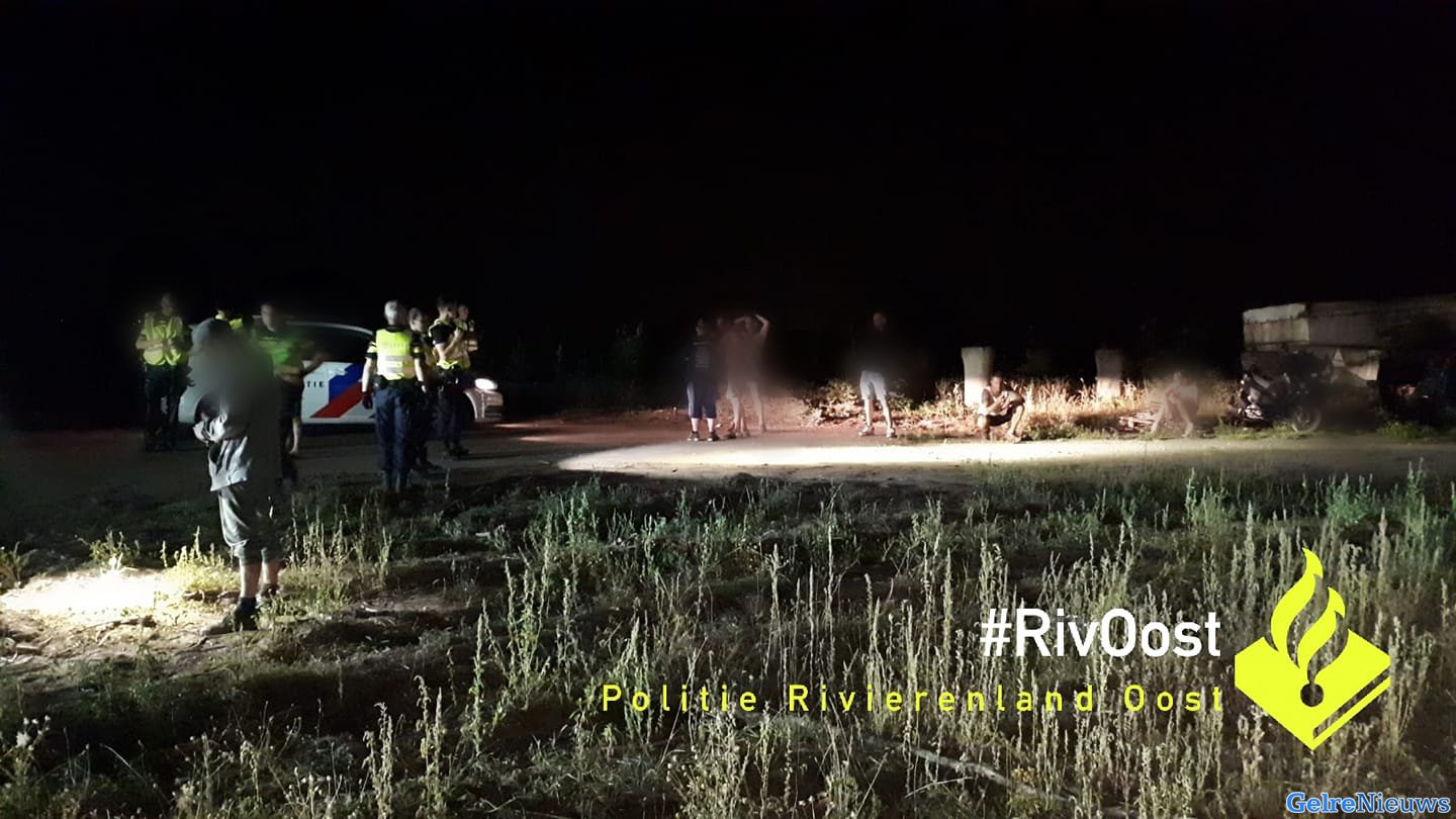 Politie beëindigt illegaal feest langs het water