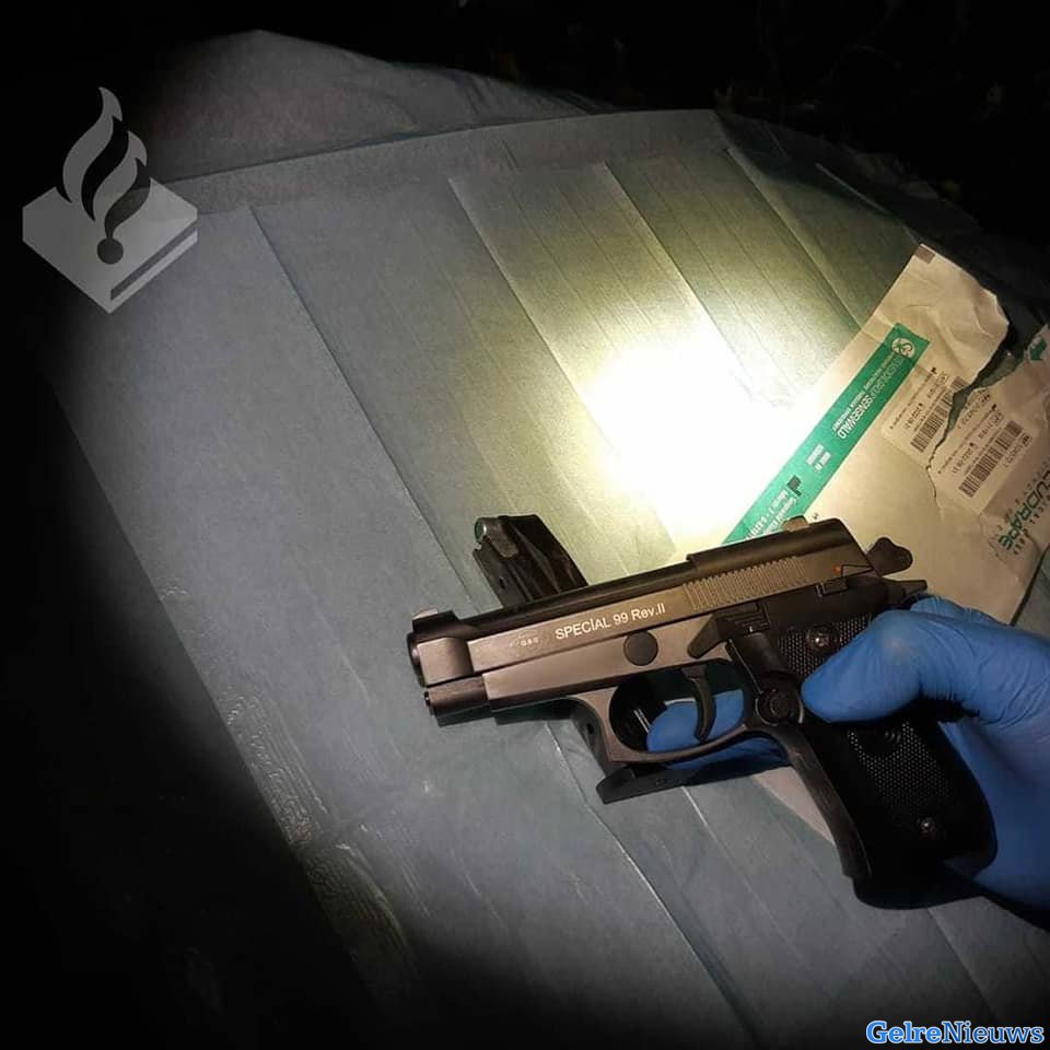 Politie treft pistool aan in Arnhem na controle snorfiets