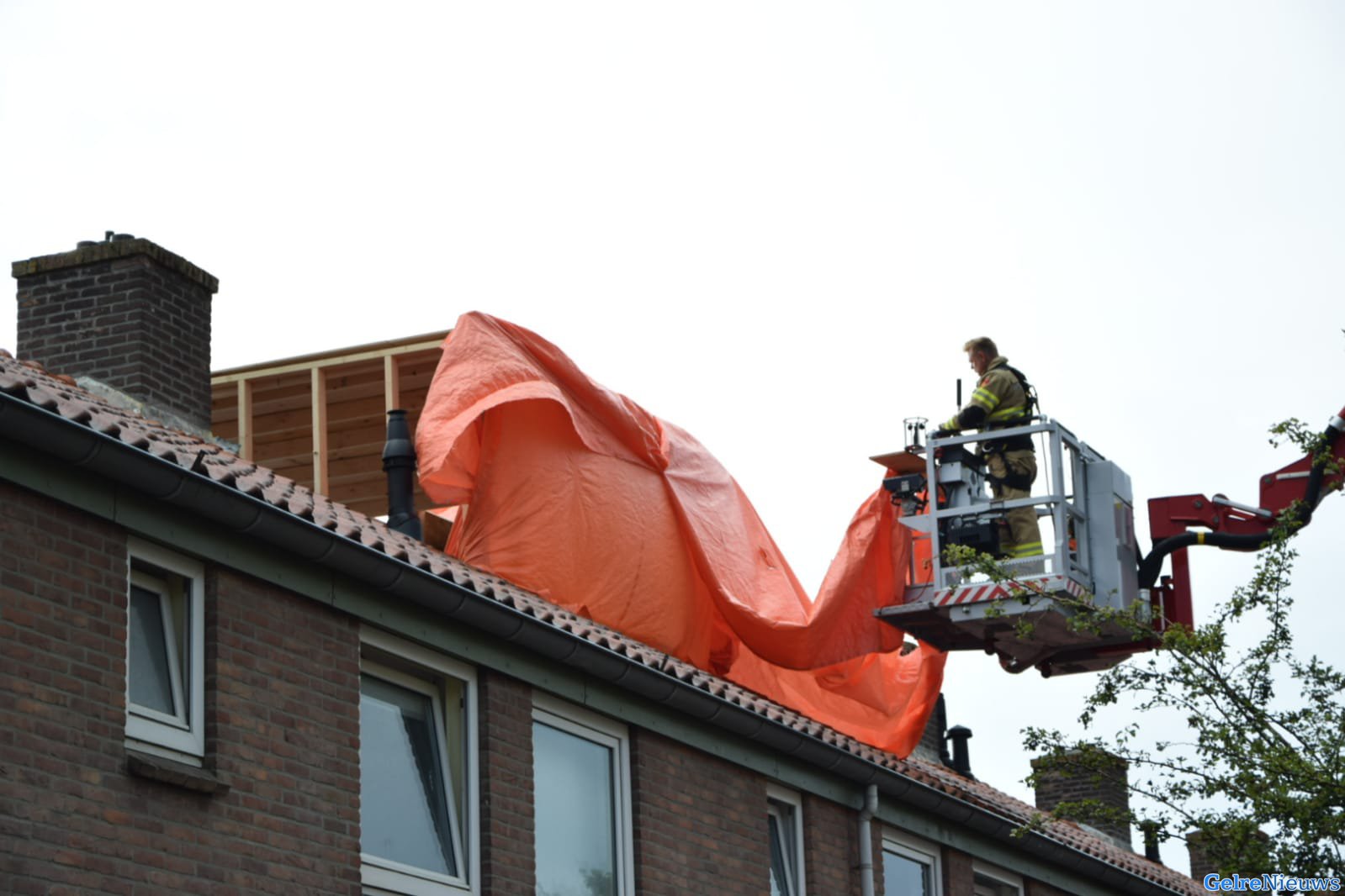 Brandweer rukt uit voor loshangend zeil van dakkapel in Arnhem